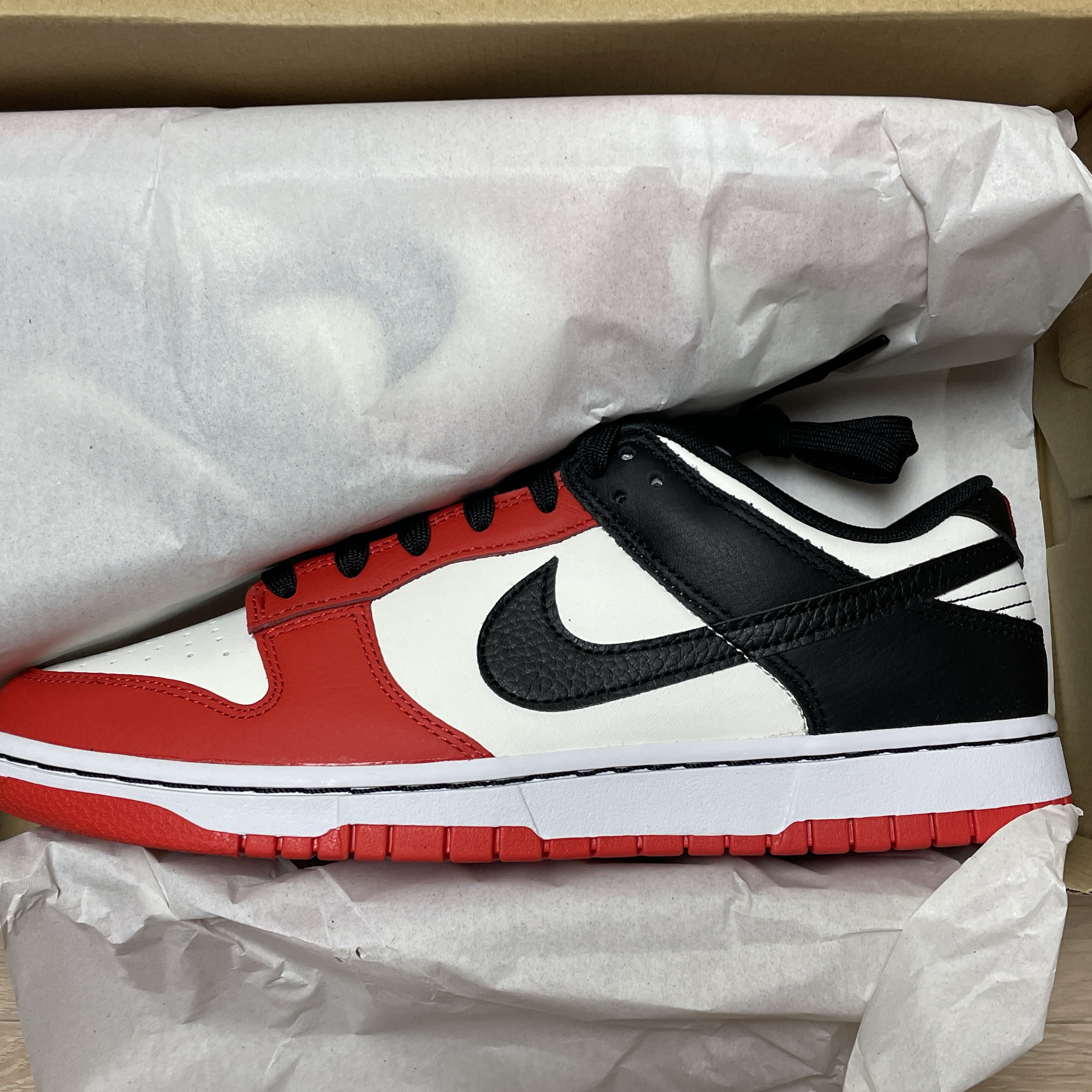 Nike x NBA Dunk Low Retro EMB Black and Chile Red 착용 스타일