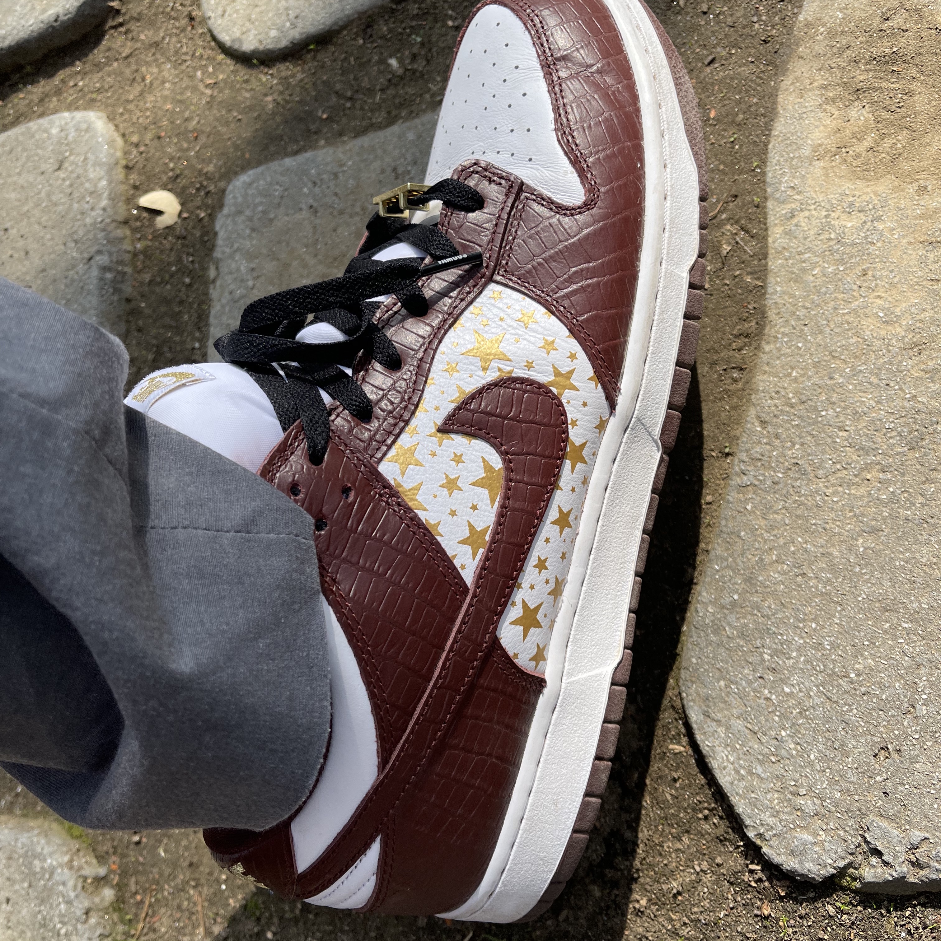 Nike x Supreme SB Dunk Low Barkroot Brown 착용 스타일 - 1