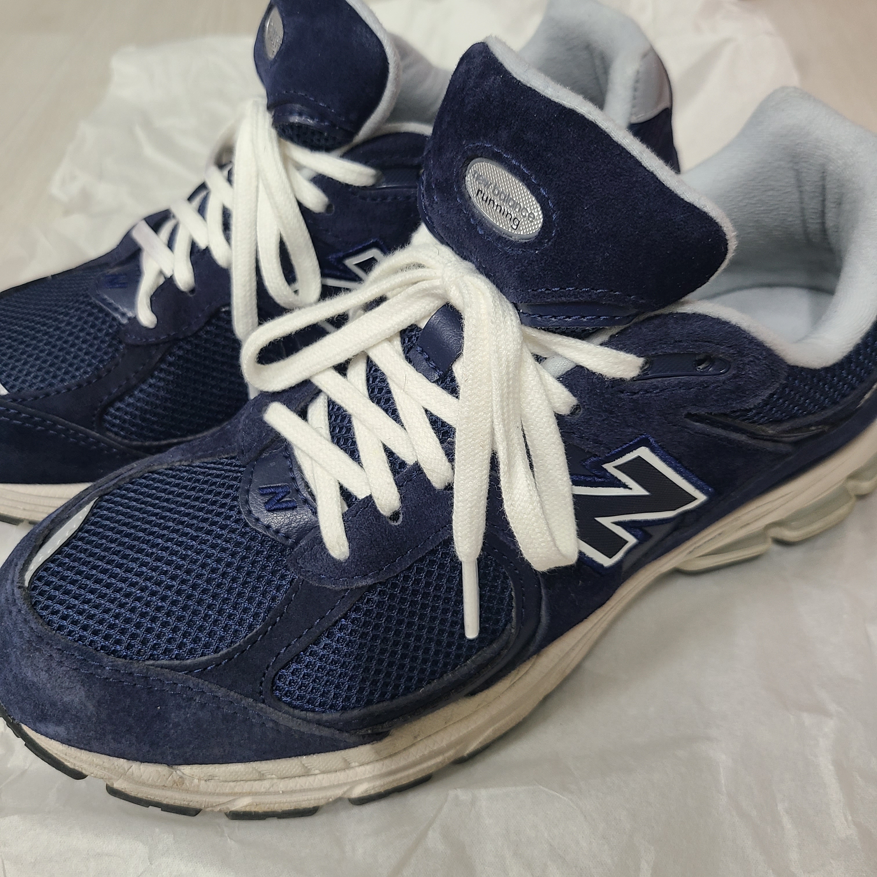 New Balance 2002R Navy 착용 스타일