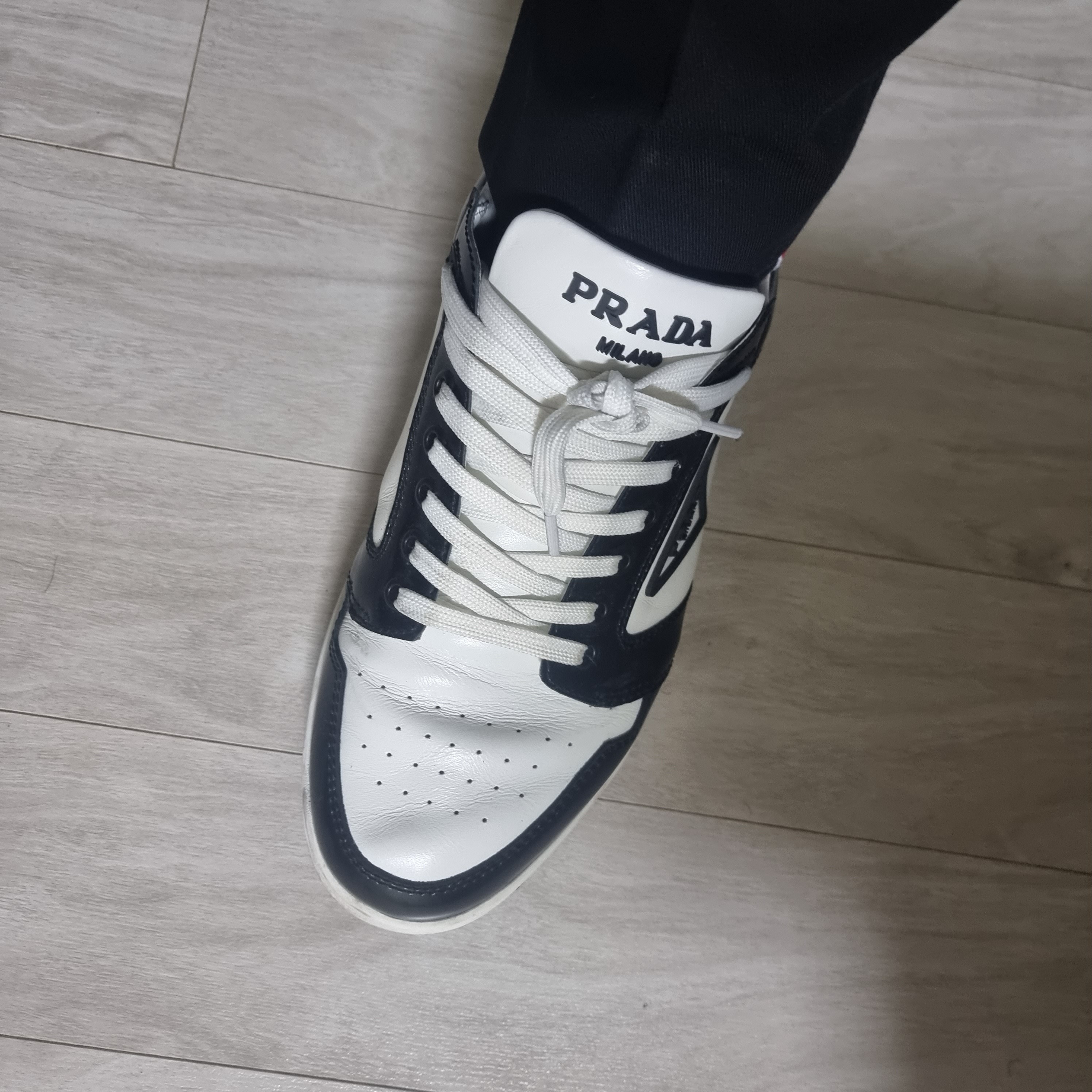 Prada District Leather Sneakers White Black 착용 스타일 - 3