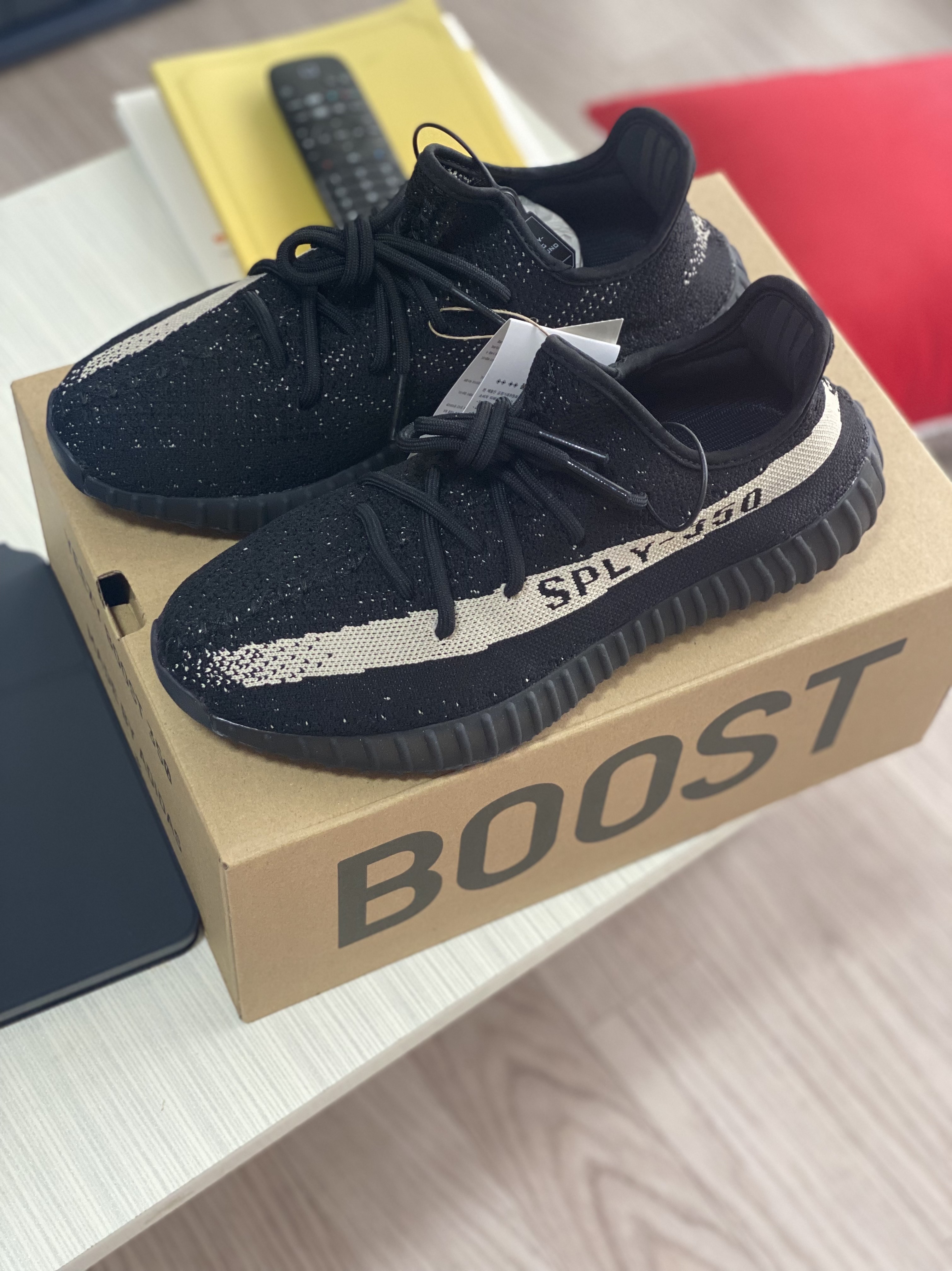 Adidas Yeezy Boost 350 V2 Core Black White 2022 착용 스타일