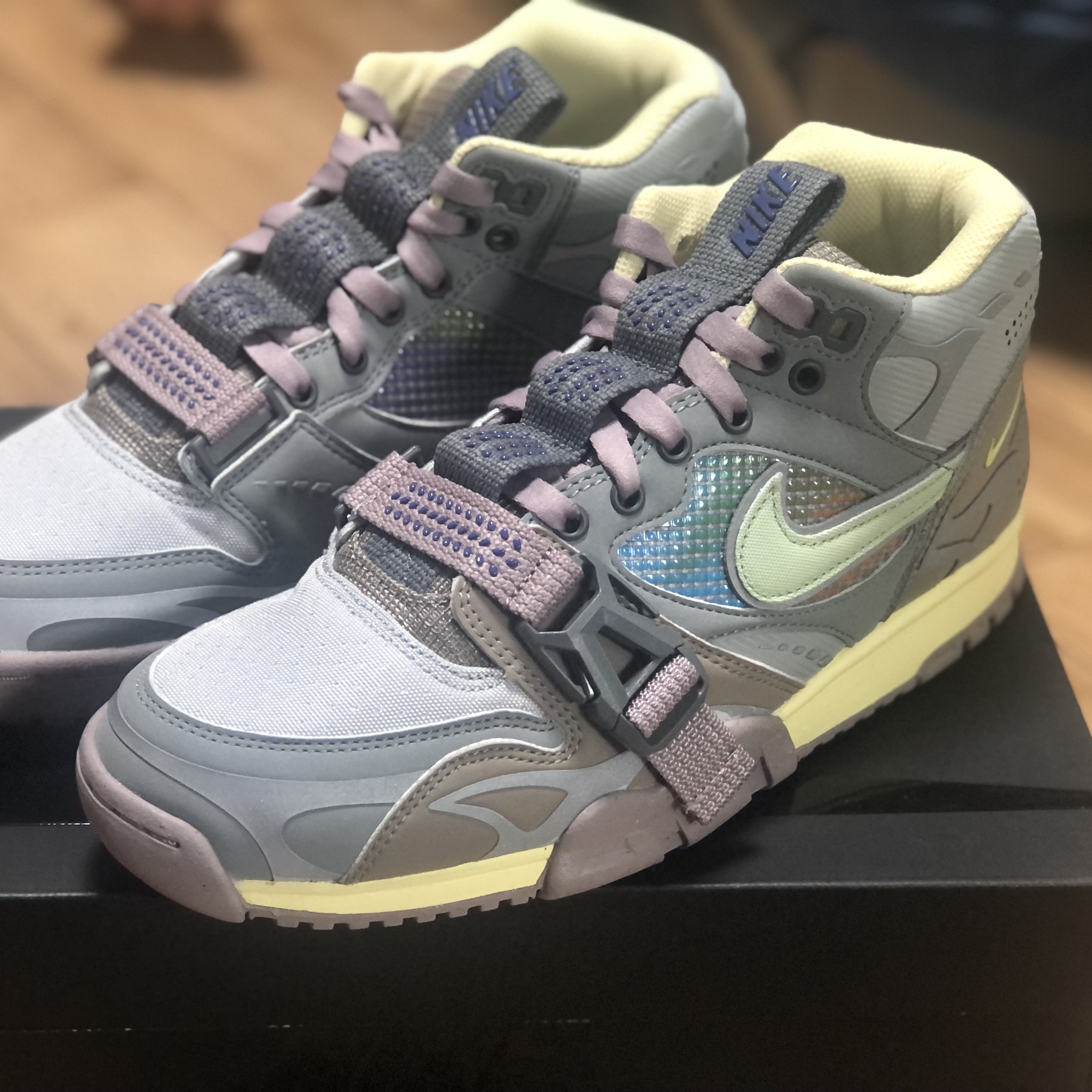 Nike Air Trainer 1 SP Light Smoke Grey and Honeydew 착용 스타일 - 2