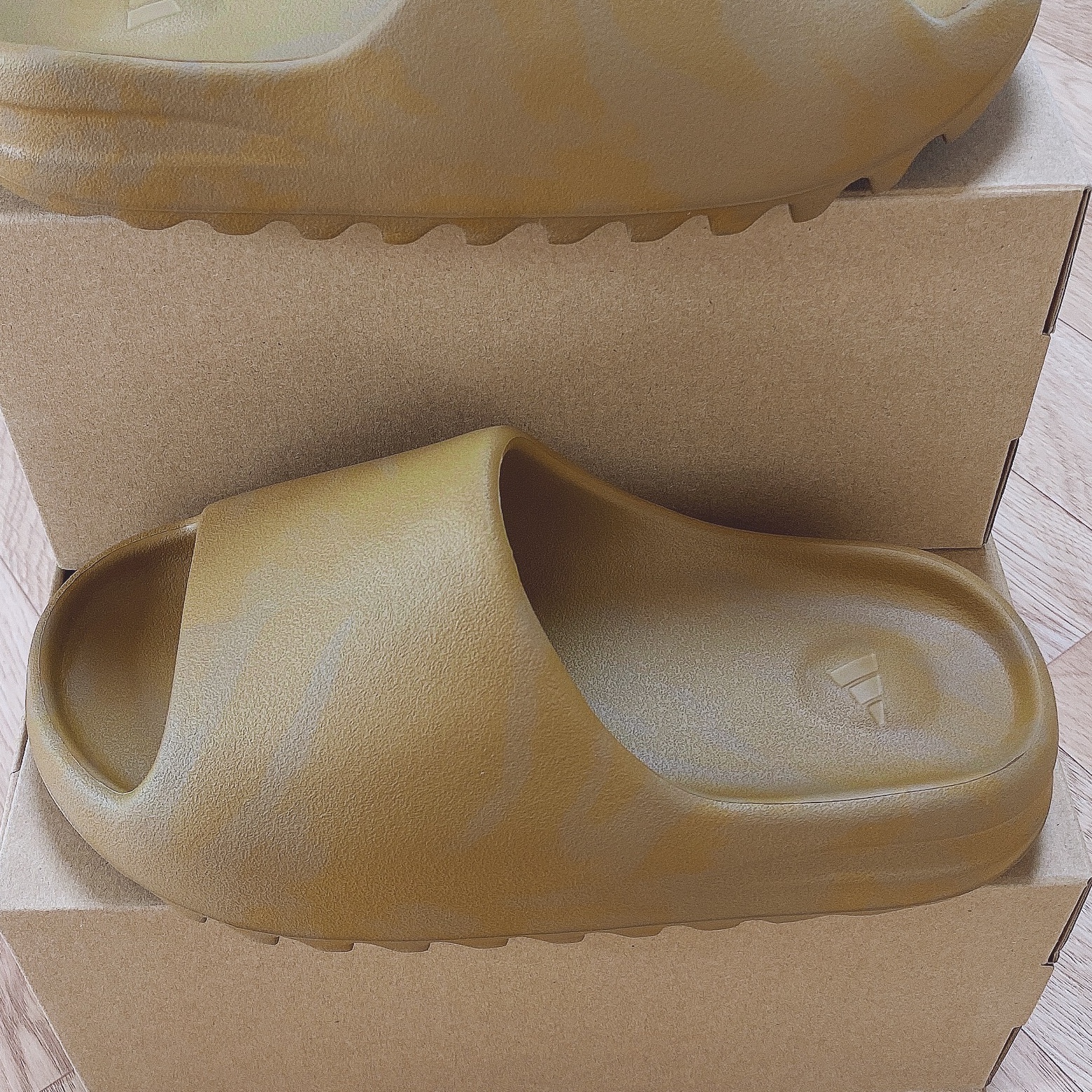 Adidas Yeezy Slide Ochre 착용 스타일
