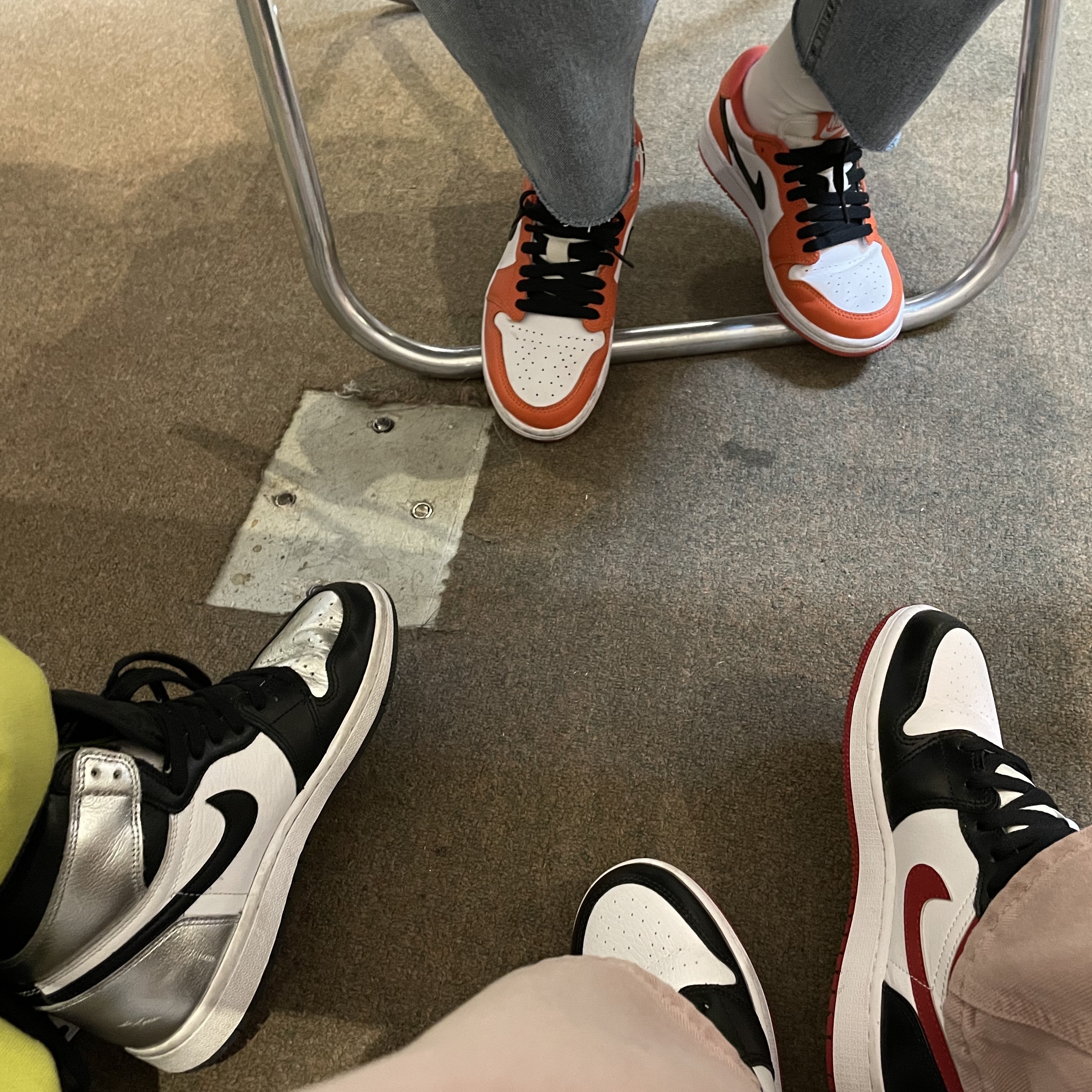 (W) Jordan 1 Low OG Starfish, (GS) Jordan 1 Mid Gym Red Black White 착용 스타일