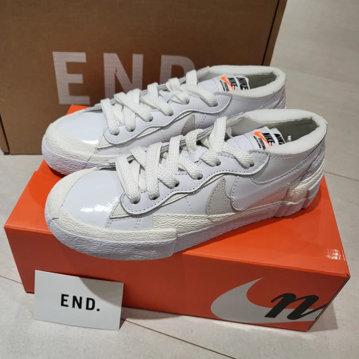 Nike x Sacai Blazer Low White Patent Leather 착용 스타일 - 1