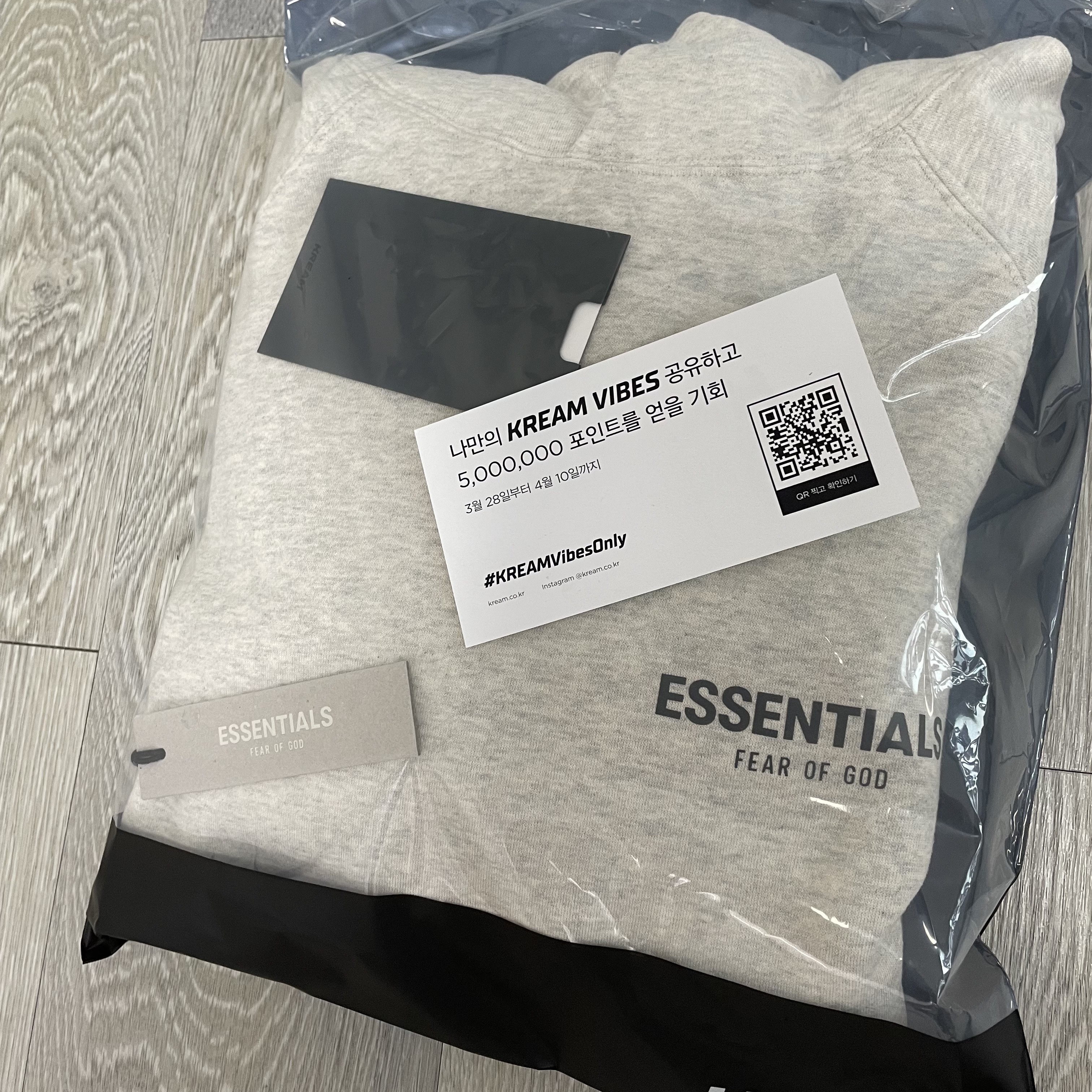 Essentials The Core Collection Pullover Hoodie Oatmeal, Essentials The Core Collection Sweatshorts Oatmeal 착용 스타일 - 2