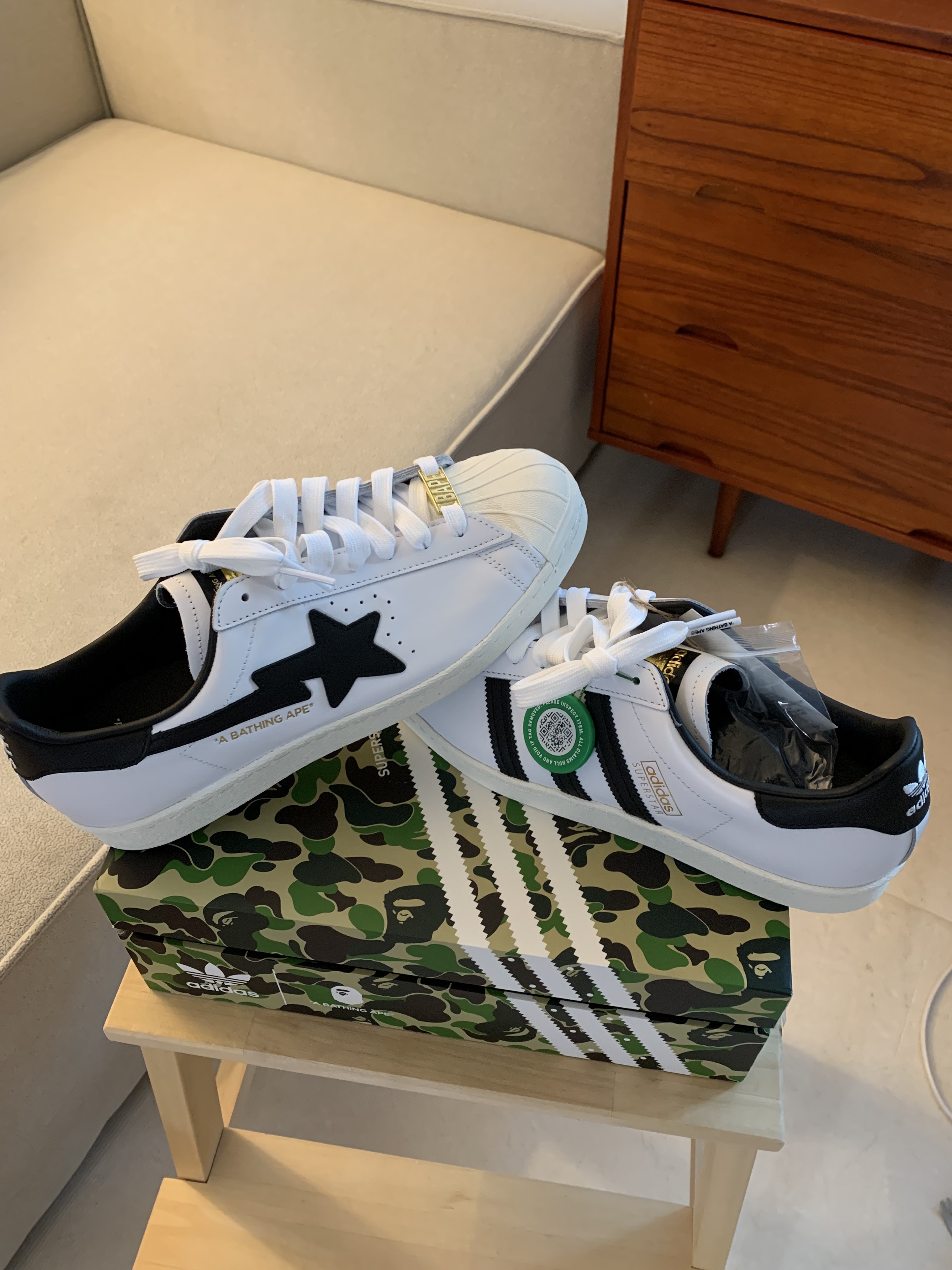 Adidas x BAPE Superstar 80s White Black 착용 스타일 - 2