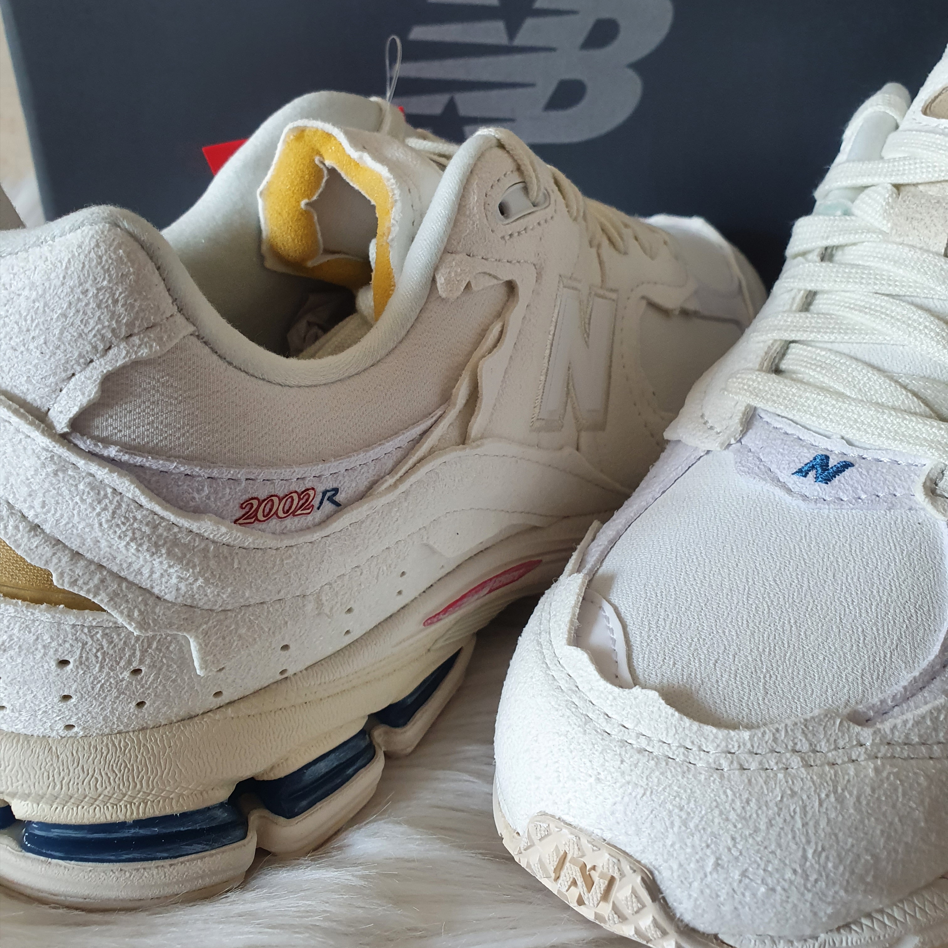 New Balance 2002R Protection Pack Sea Salt 착용 스타일 - 3