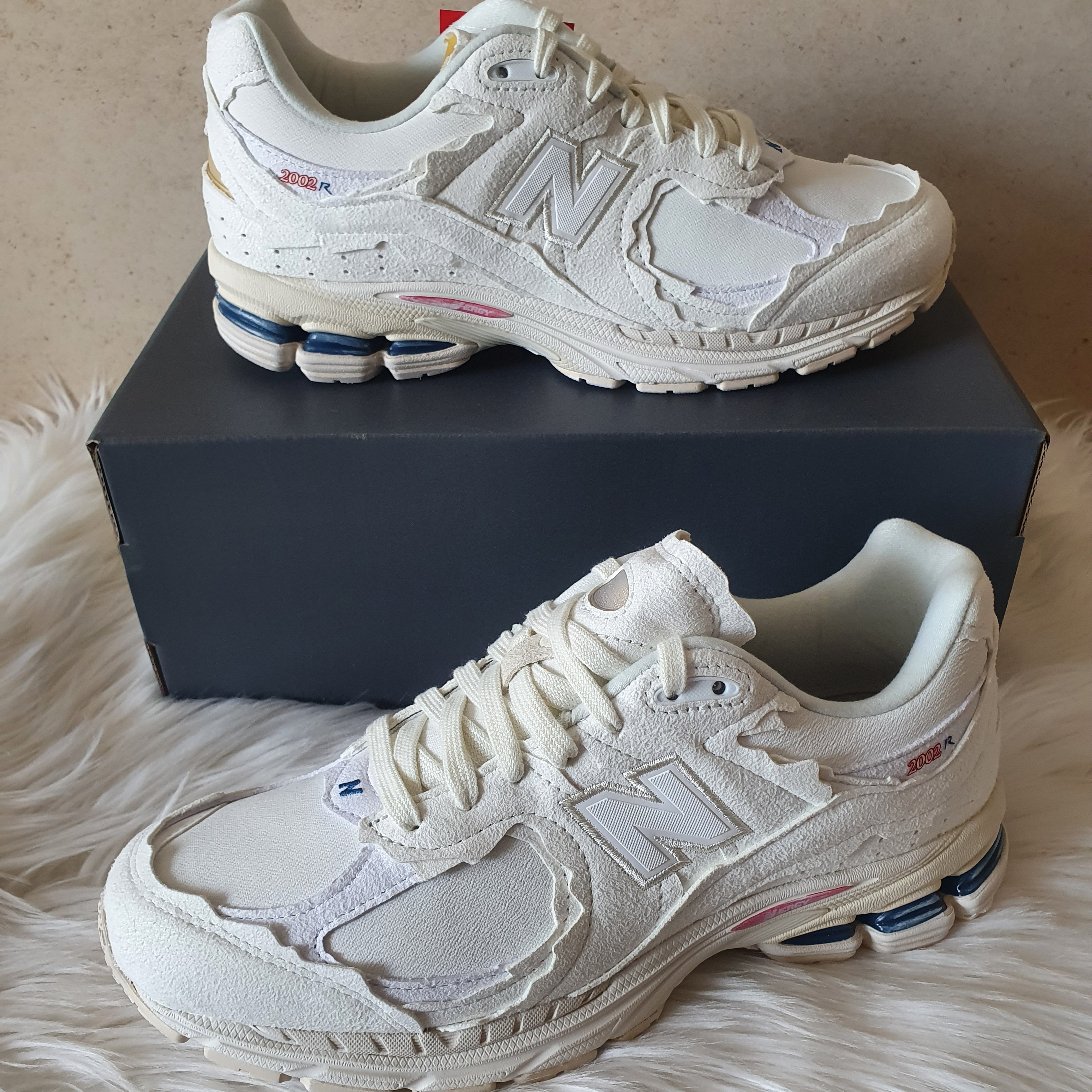 New Balance 2002R Protection Pack Sea Salt 착용 스타일 - 1