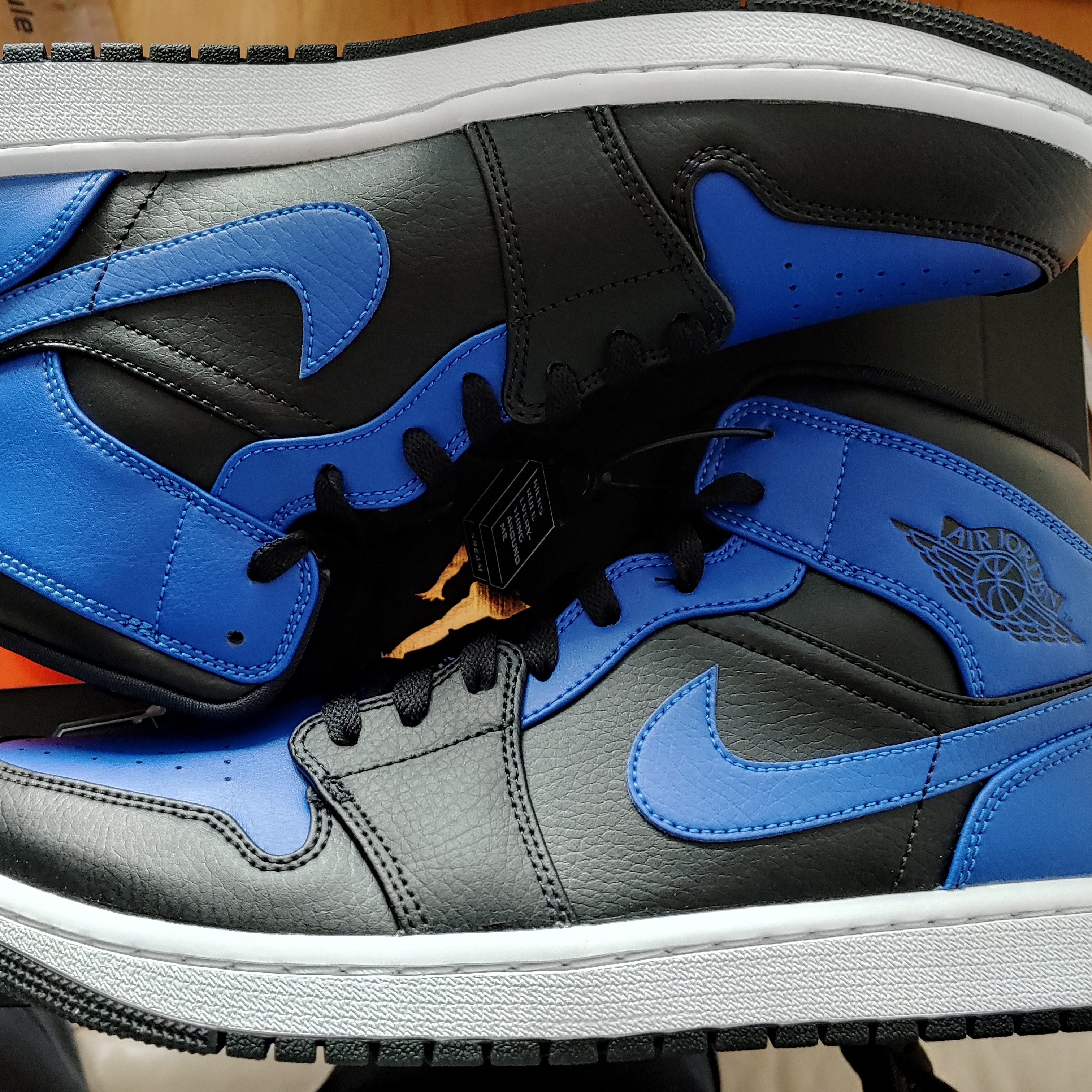 Jordan 1 Mid Black Hyper Royal 착용 스타일