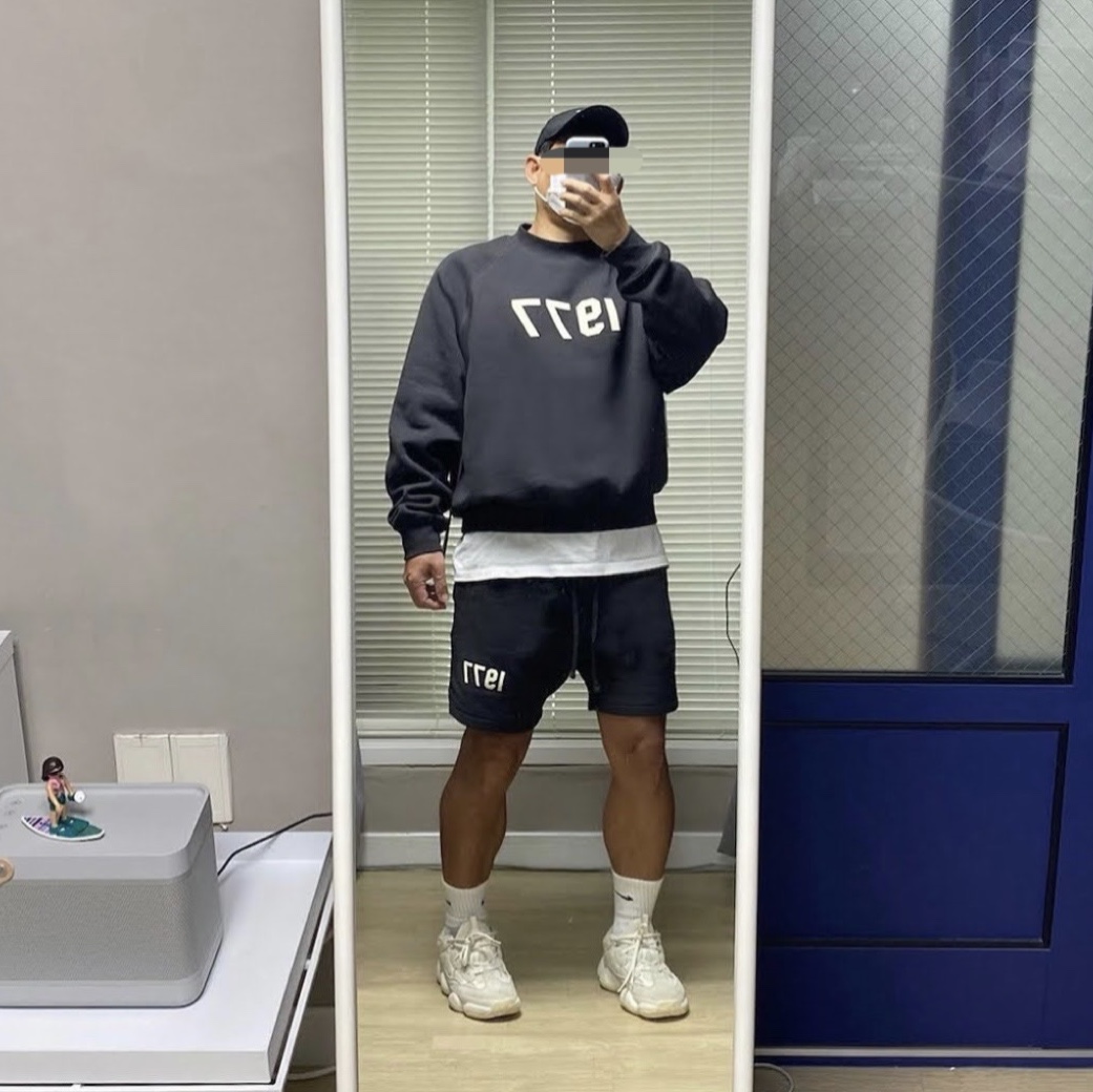 Essentials 1977 Crewneck Sweatshirt Iron - 22SS, Essentials 1977 Shorts Iron - 22SS 착용 스타일
