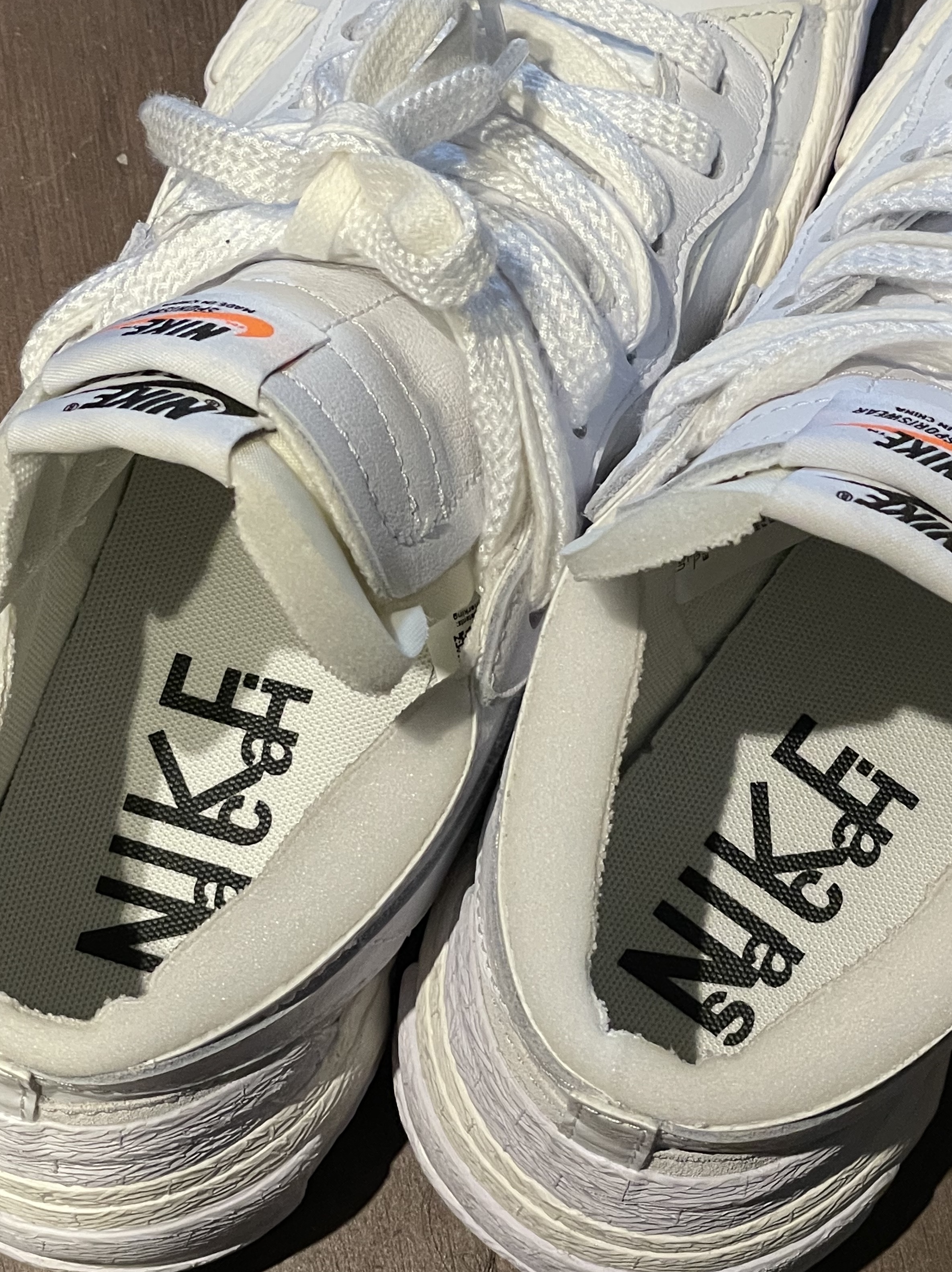 Nike x Sacai Blazer Low White Patent Leather 착용 스타일 - 2
