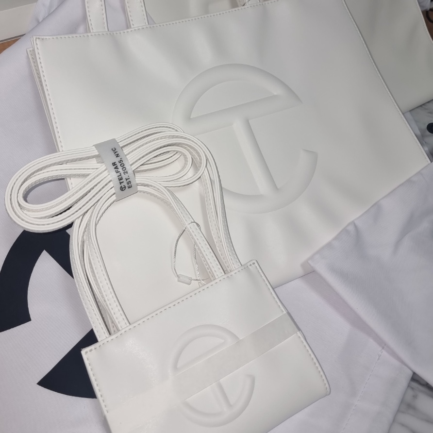 Telfar Small Shopping Bag White, Telfar Medium Shopping Bag White 착용 스타일 - 1