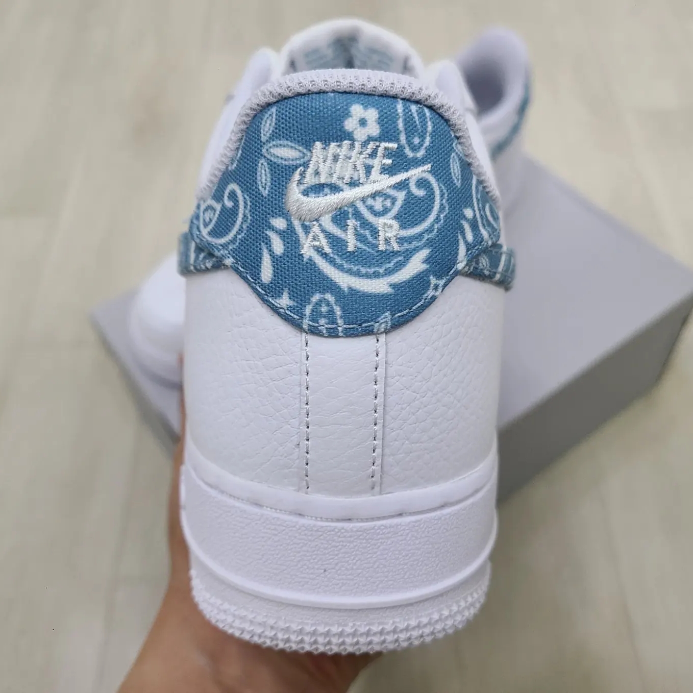 (W) Nike Air Force 1 '07 Essential Paisley Swoosh White Worn Blue 착용 스타일 - 3