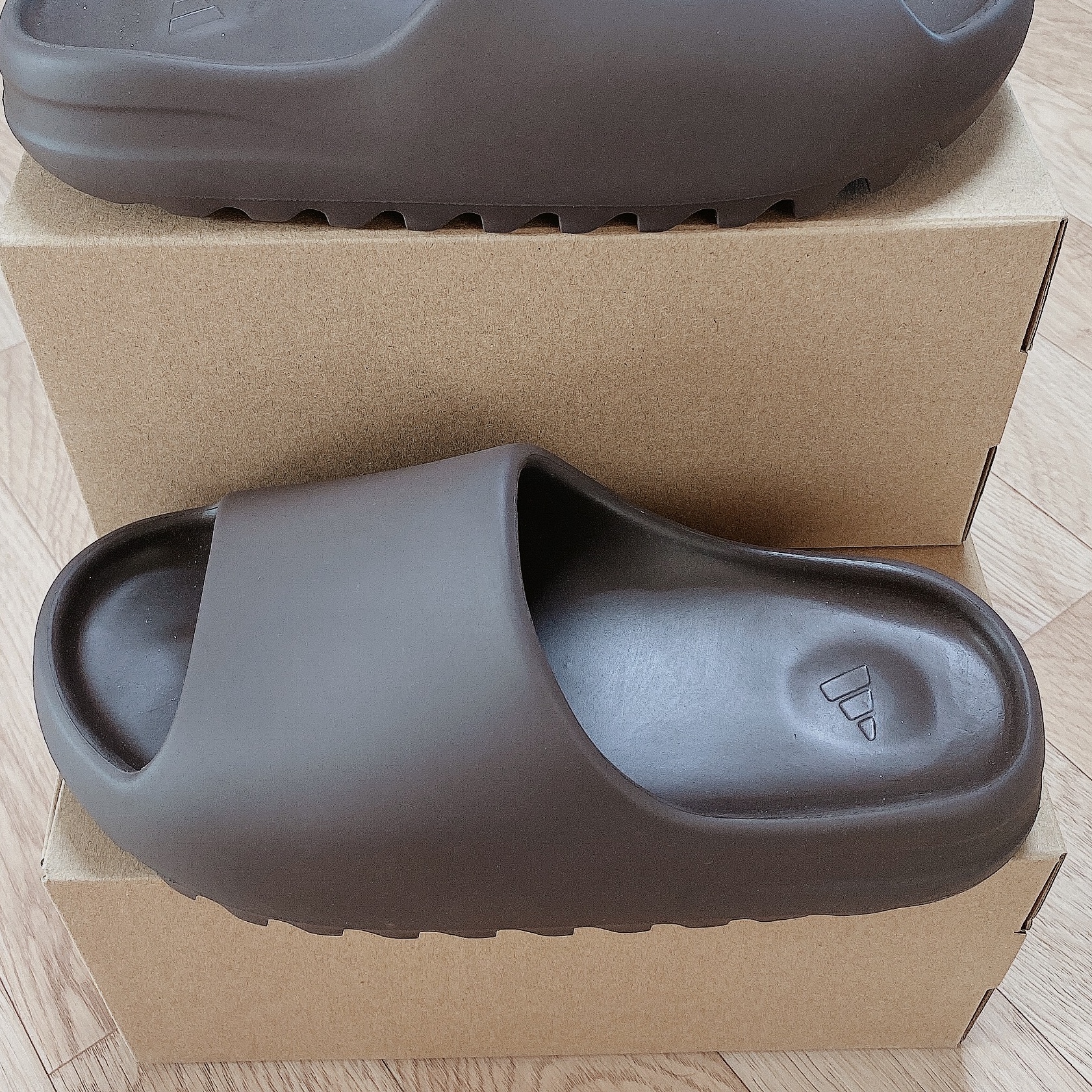 Adidas Yeezy Slide Soot 2021 착용 스타일