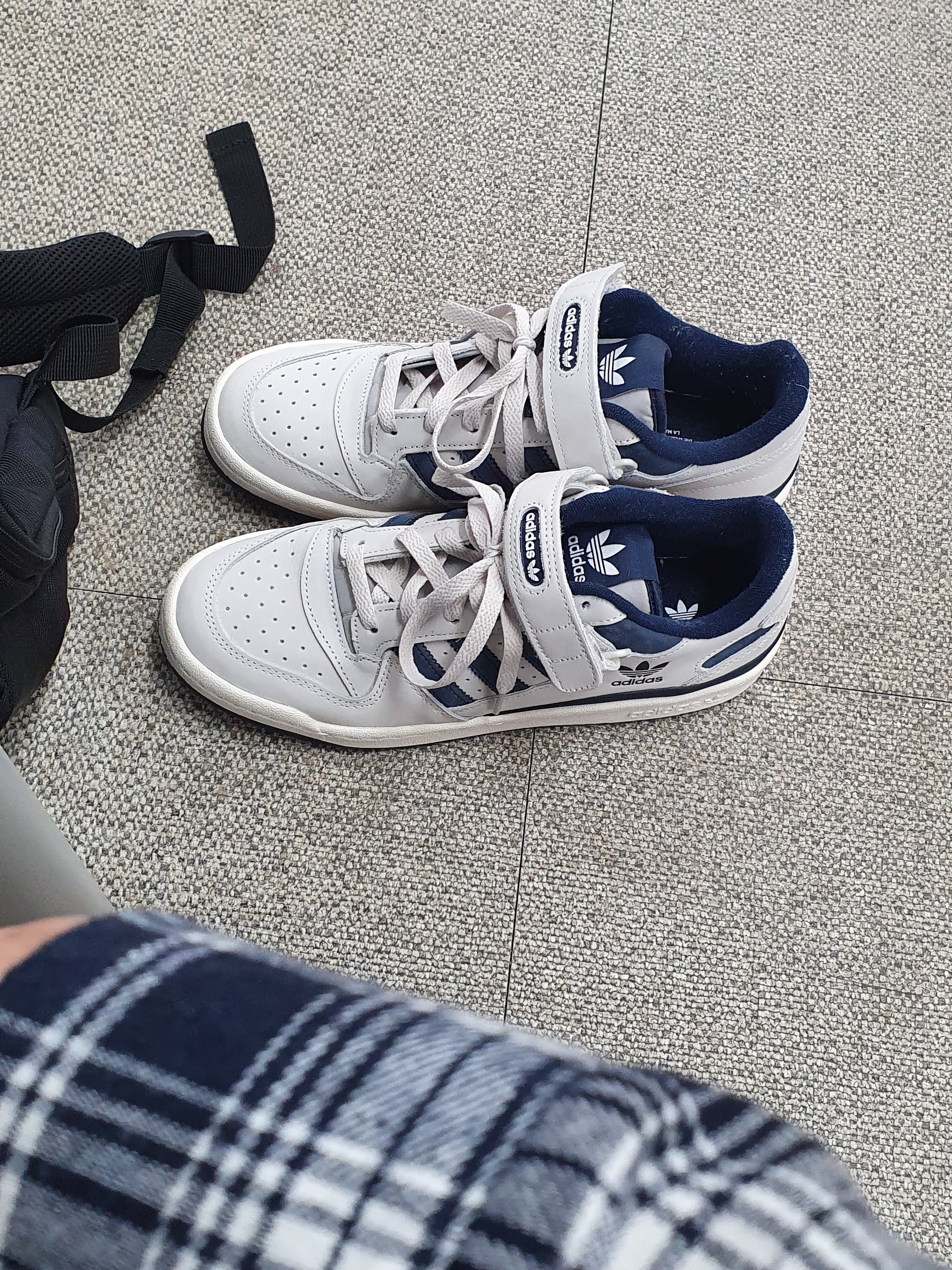 Adidas Forum Low White Collegiate Navy 착용 스타일