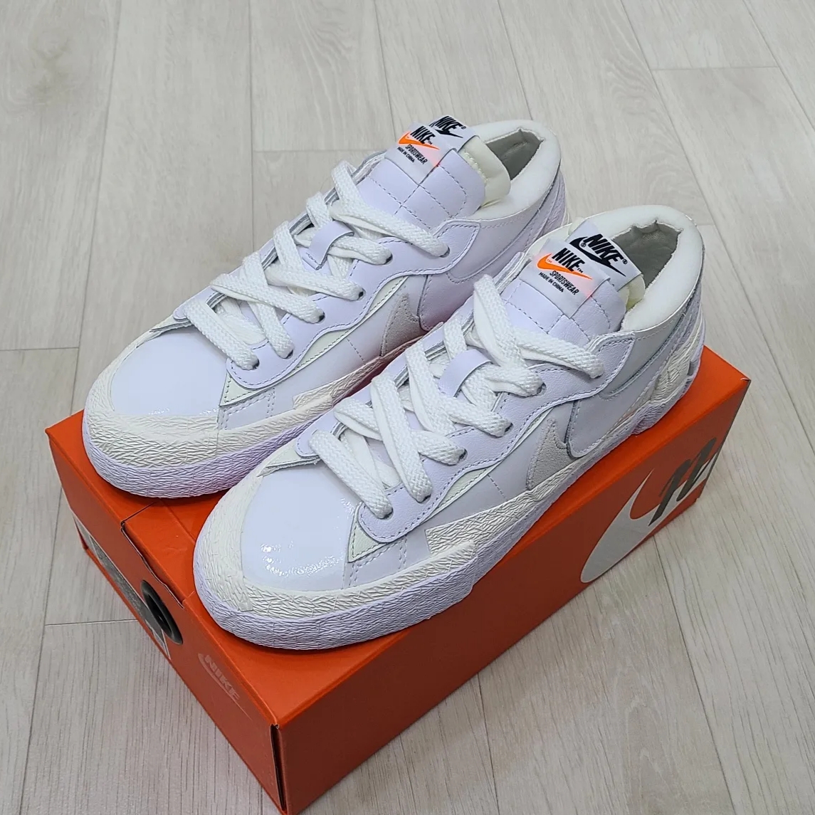 Nike x Sacai Blazer Low White Patent Leather 착용 스타일 - 2