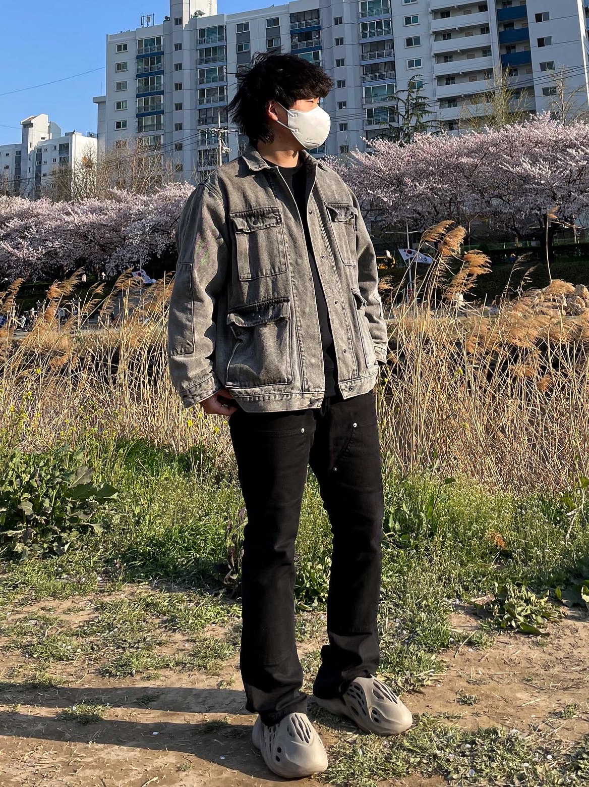 Adidas Yeezy Foam RNNR Stone Sage 착용 스타일 - 3