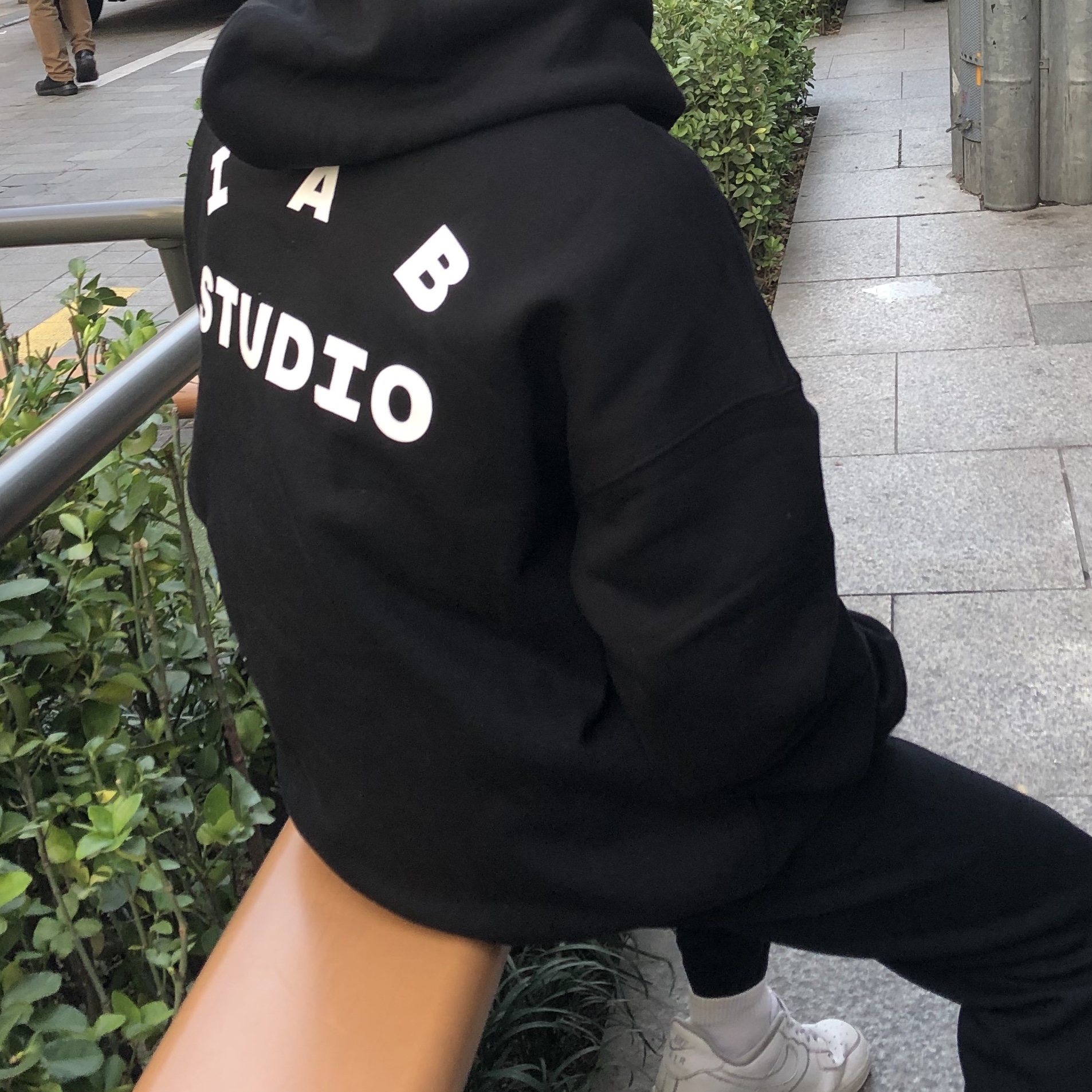 IAB Studio Hoodie Black White, Nike Air Force 1 '07 Low White 착용 스타일 - 1