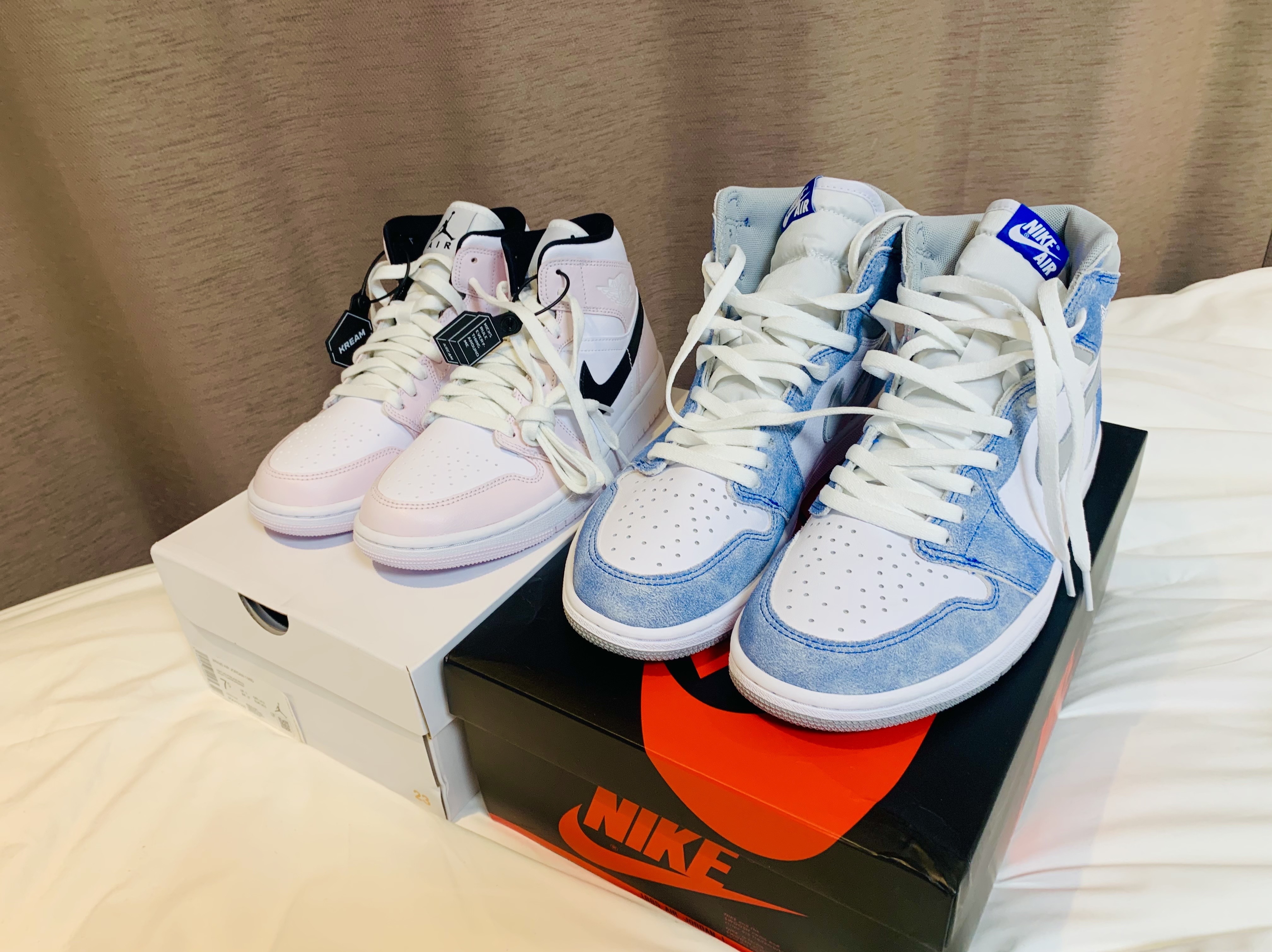 Jordan 1 Retro High OG Hyper Royal, (W) Jordan 1 Mid Barely Rose 착용 스타일