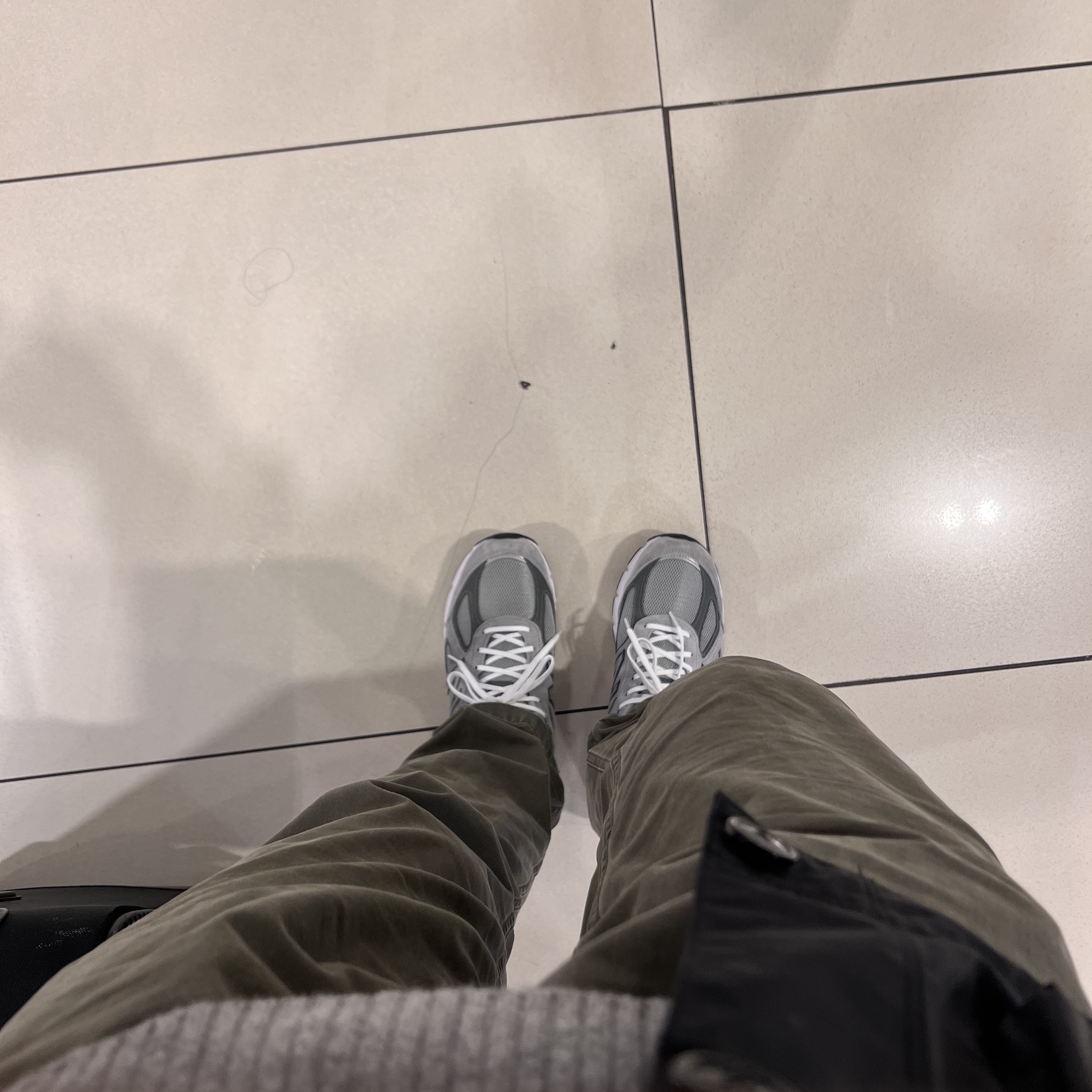 New Balance 990vs4 Made in USA Grey 착용 스타일 - 1
