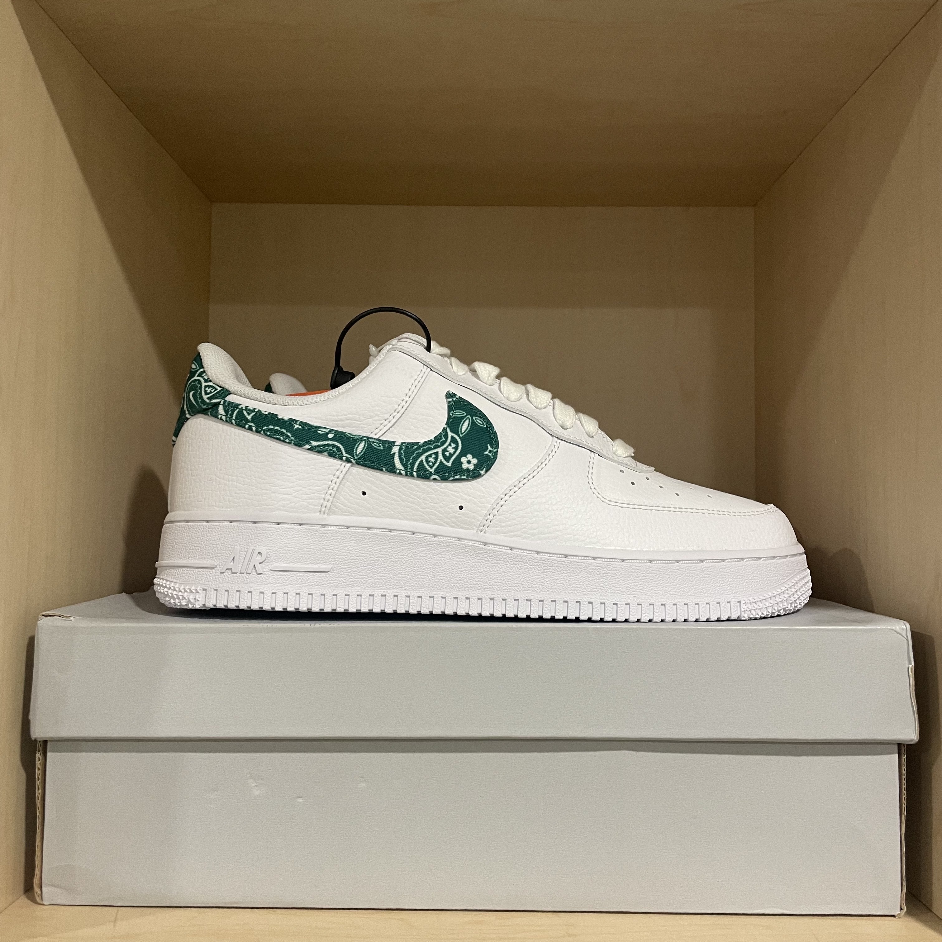 (W) Nike Air Force 1 '07 Essential Paisley Swoosh White Malachite 착용 스타일 - 2