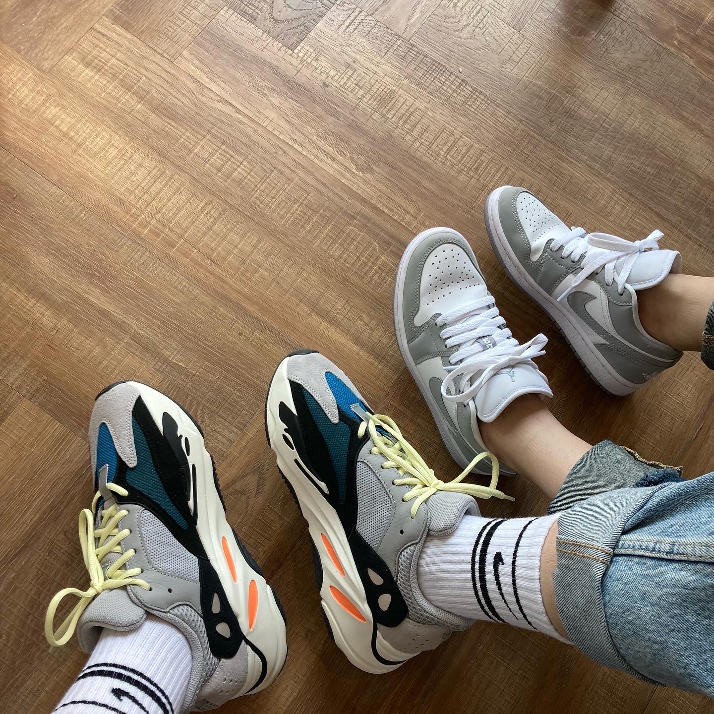 Adidas Yeezy Boost 700 Wave Runner Solid Grey 2021/2022, (W) Jordan 1 Low White Wolf Grey 착용 스타일 - 3