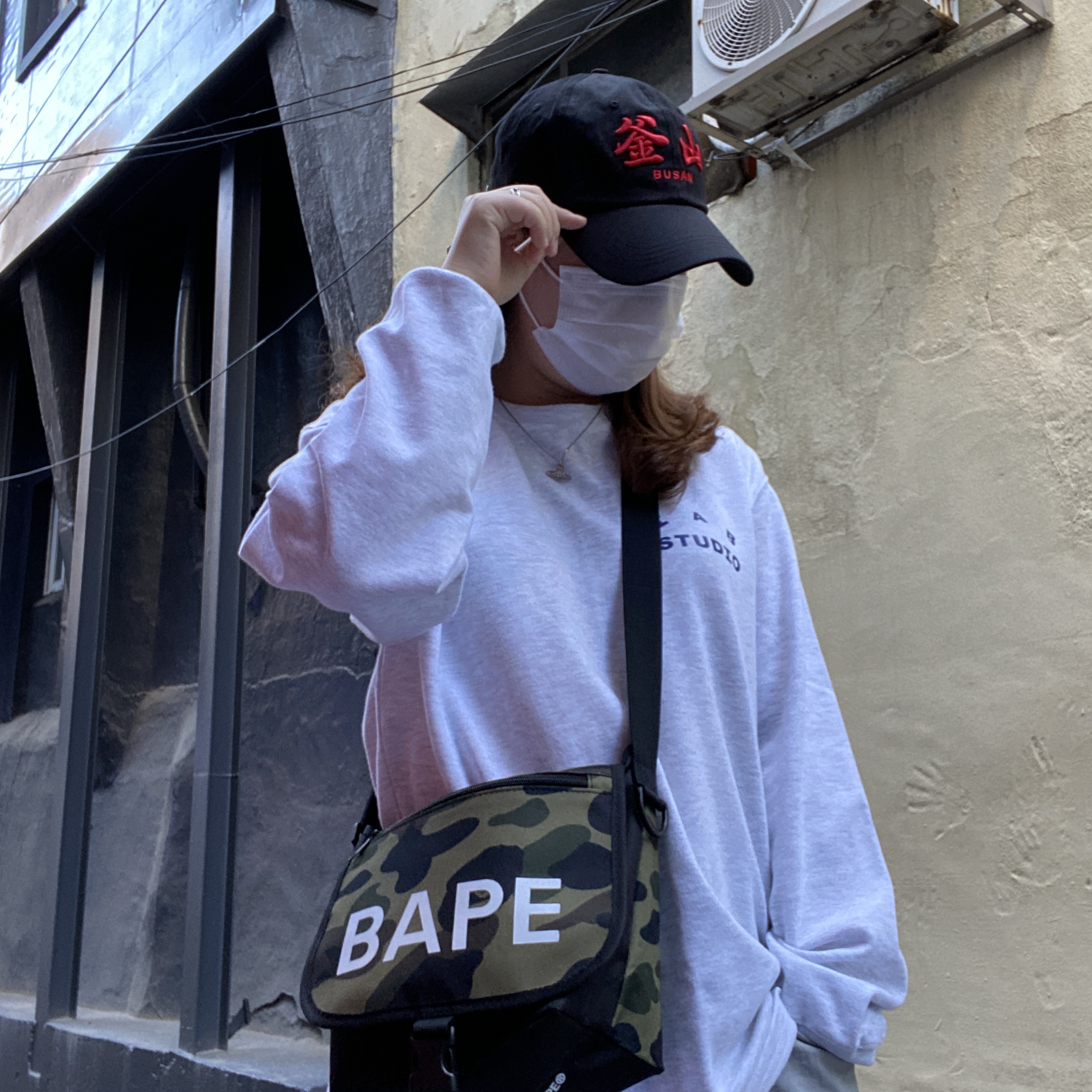 IAB Studio Long Sleeve Light Gray, Darkr8m Studio x Libilly Cap Black 착용 스타일 - 1