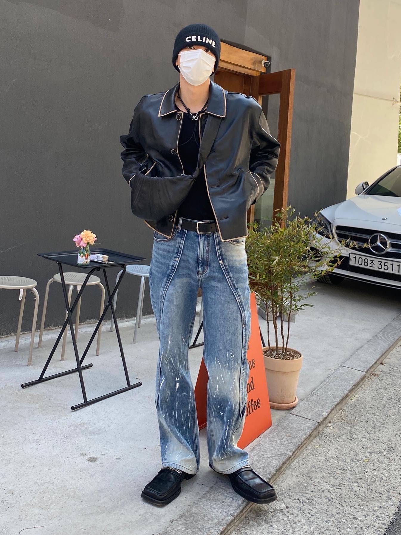 (W) Celine Heritage Cashmere Beanie Black, Lemaire Small Croissant Bag Soft Nappa Leather Black 착용 스타일 - 1
