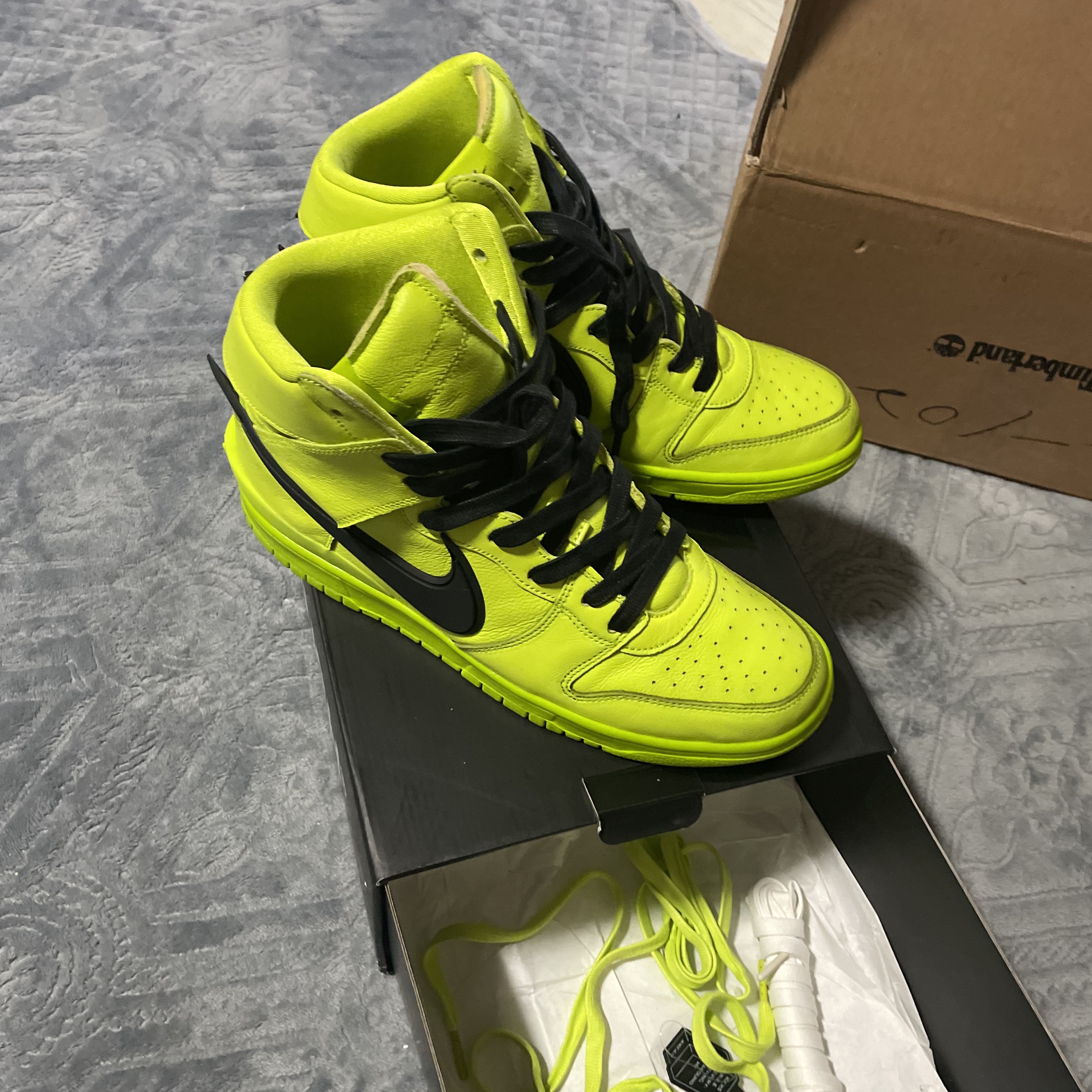 Nike x Ambush Dunk High Flash Lime, Nike x NBA Dunk Low Retro EMB Black and Chile Red 착용 스타일 - 1
