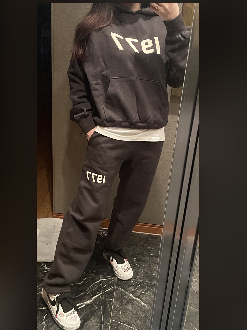 Essentials 1977 Hoodie Iron - 22SS, Essentials 1977 Relaxed Sweatpants Iron - 22SS 착용 스타일 - 1