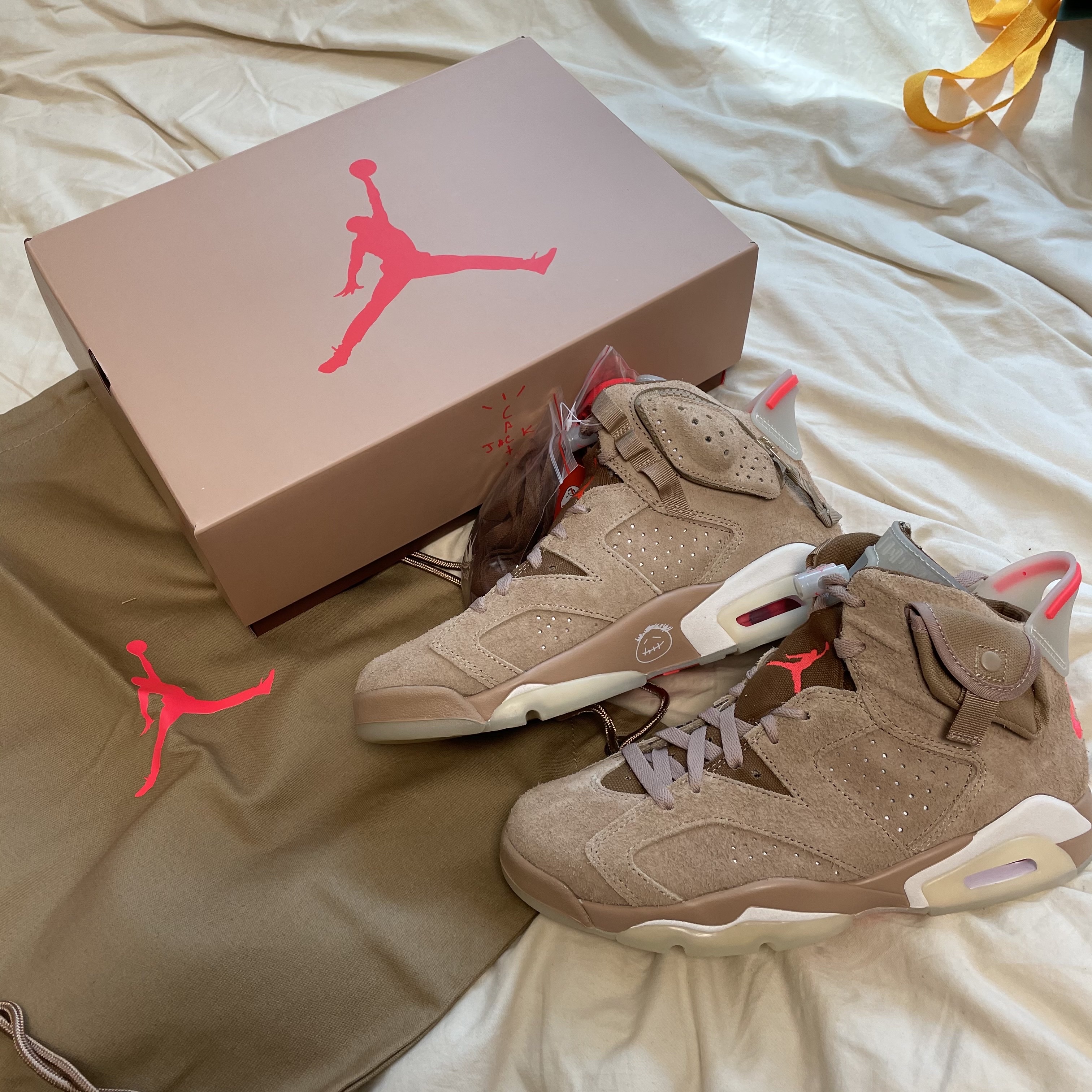 Jordan 6 x Travis Scott Retro SP British Khaki 착용 스타일