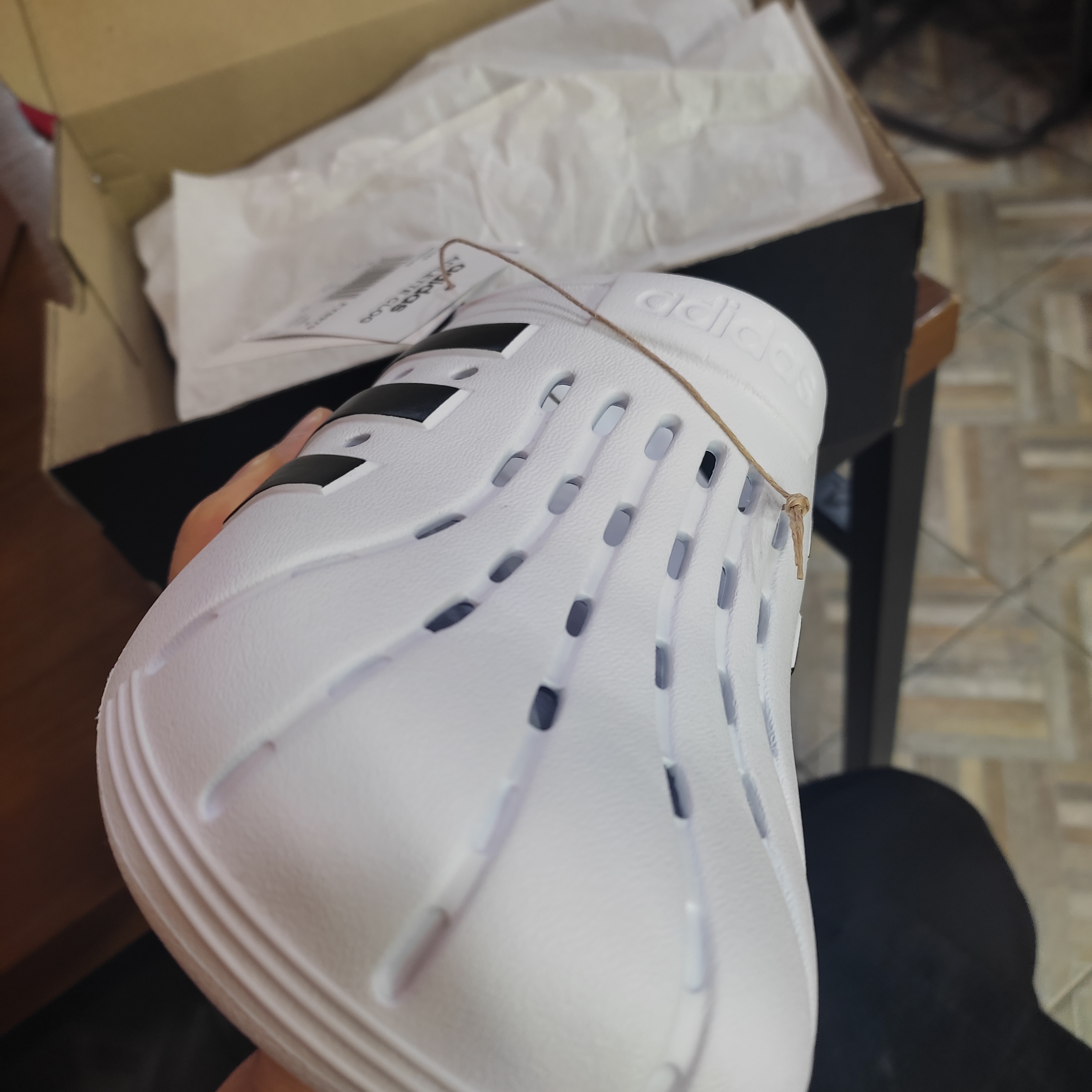 Adidas Adilette Clog White Black 착용 스타일 - 2