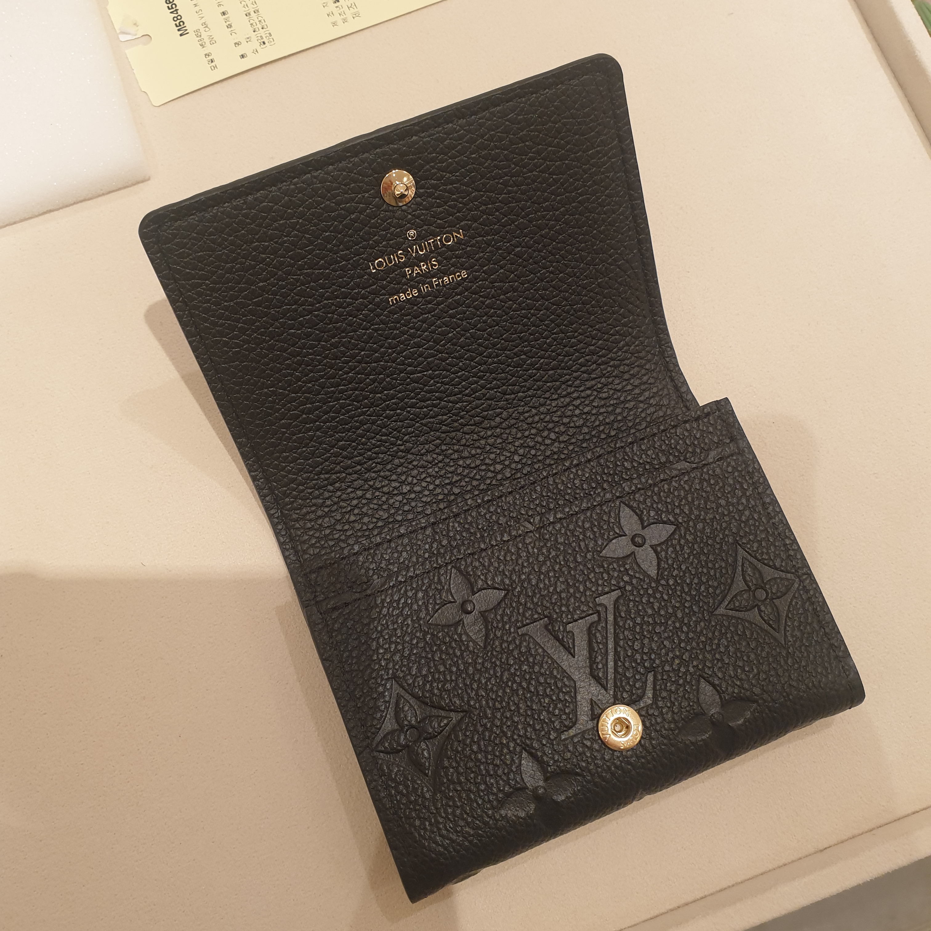 Louis Vuitton Business Card Holder Monogram Embossed Leather Black 착용 스타일