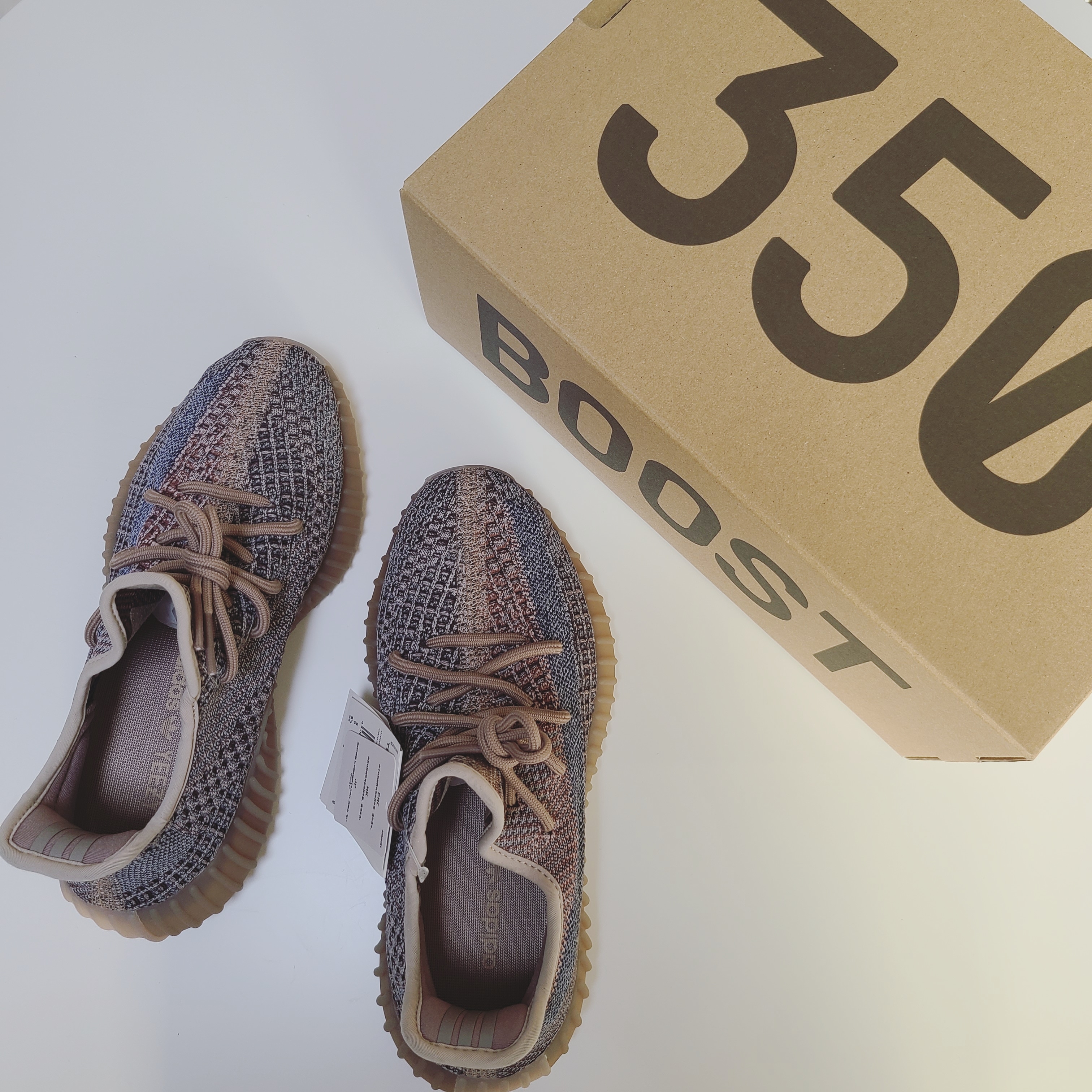 Adidas Yeezy Boost 350 V2 Cloud White - Non-Reflective, Adidas Yeezy Boost 350 V2 Black Red 2020 착용 스타일 - 3