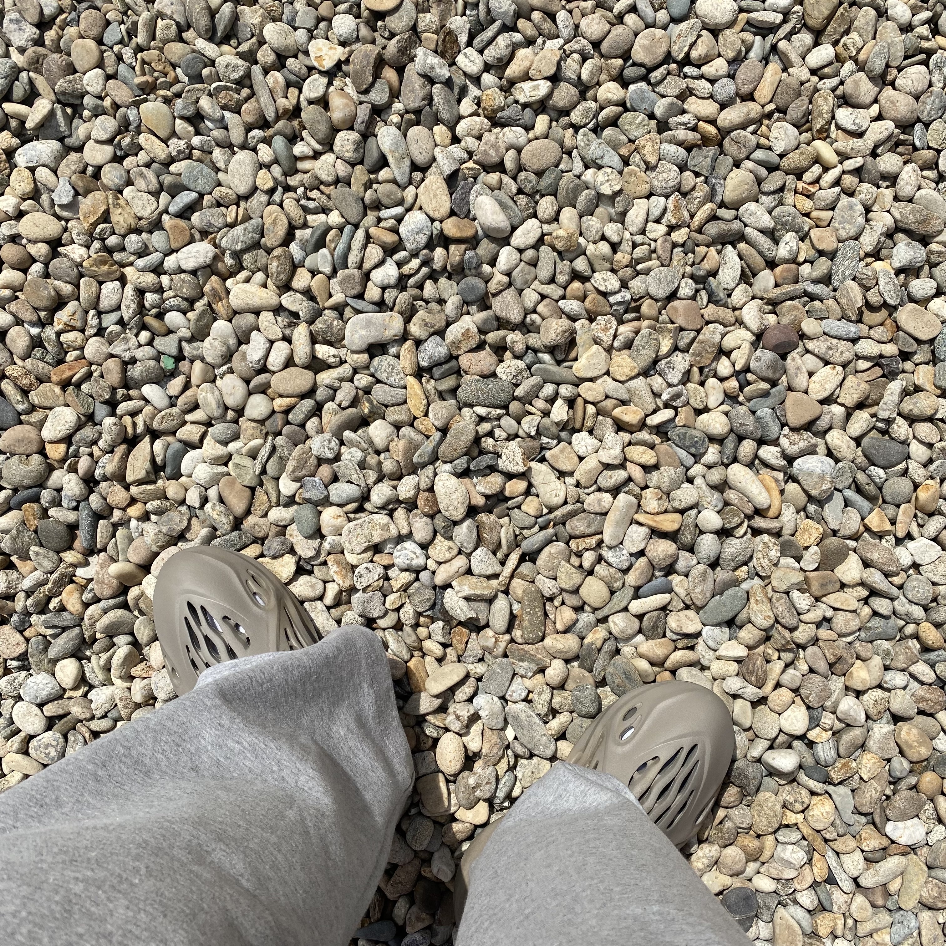 Adidas Yeezy Foam RNNR Stone Sage 착용 스타일 - 2