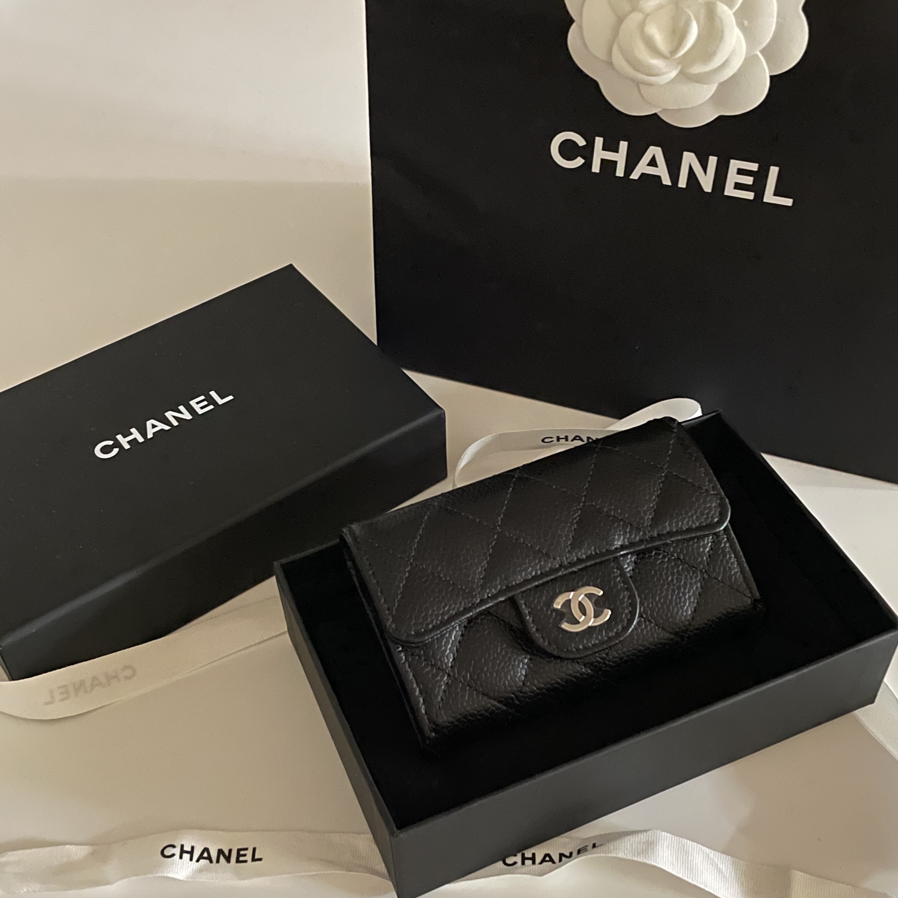 Chanel Classic Card Holder Grained Calfskin & Silver Black 착용 스타일