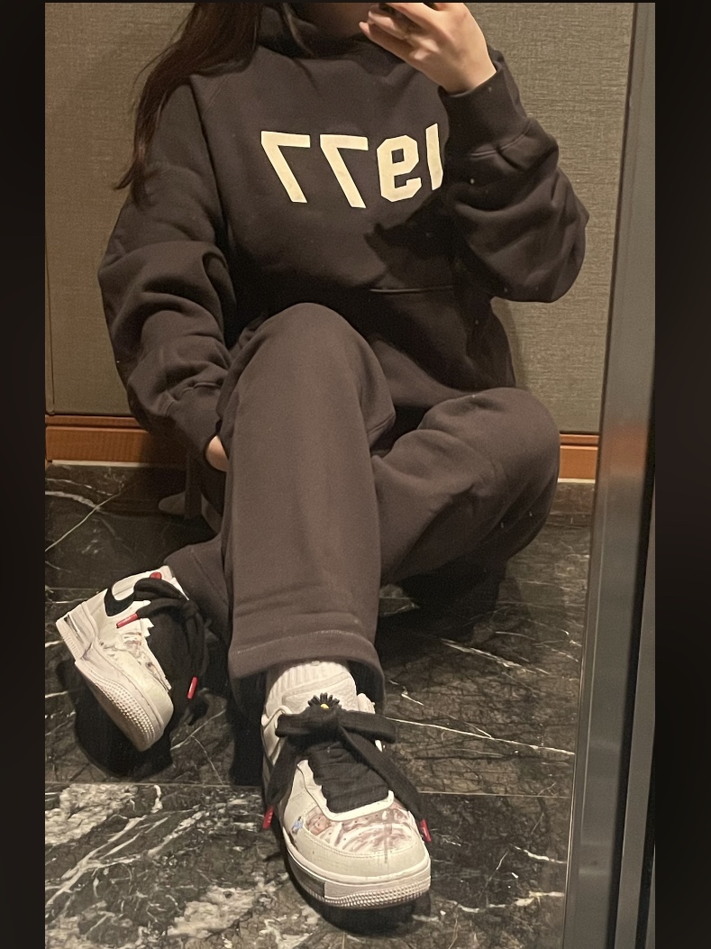 Essentials 1977 Hoodie Iron - 22SS, Essentials 1977 Relaxed Sweatpants Iron - 22SS 착용 스타일 - 2