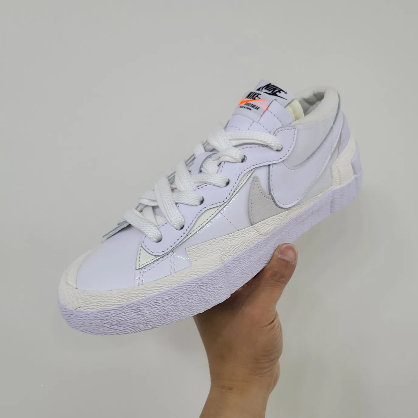 Nike x Sacai Blazer Low White Patent Leather 착용 스타일 - 1