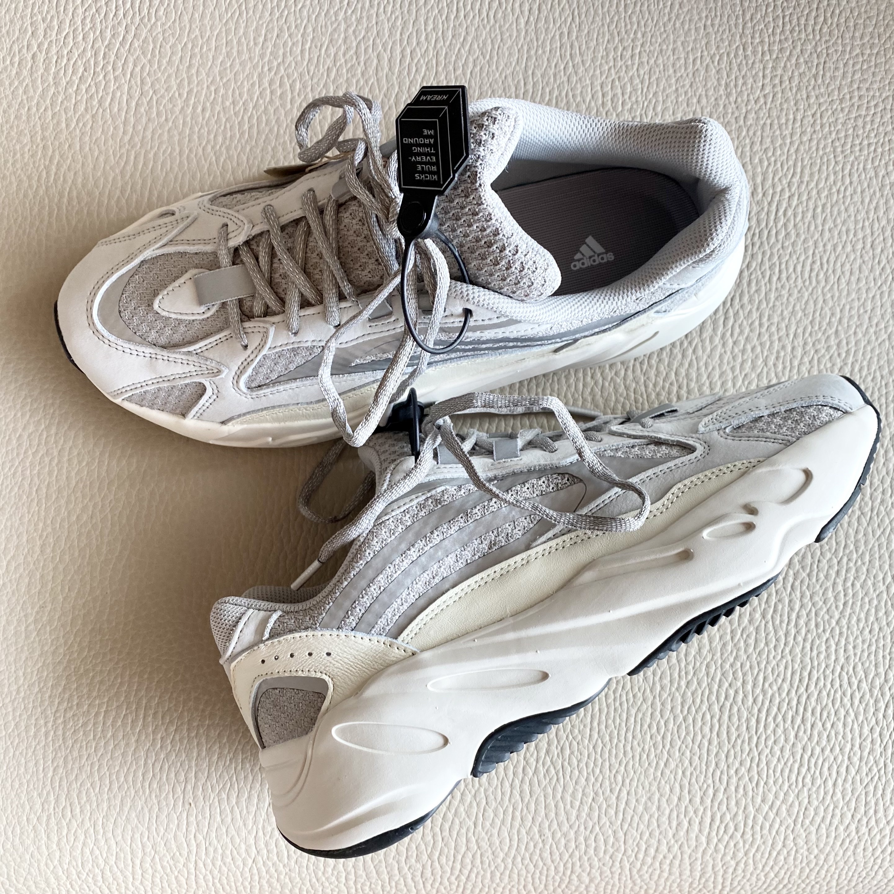 Adidas Yeezy Boost 700 V2 Static 2022 착용 스타일 - 1