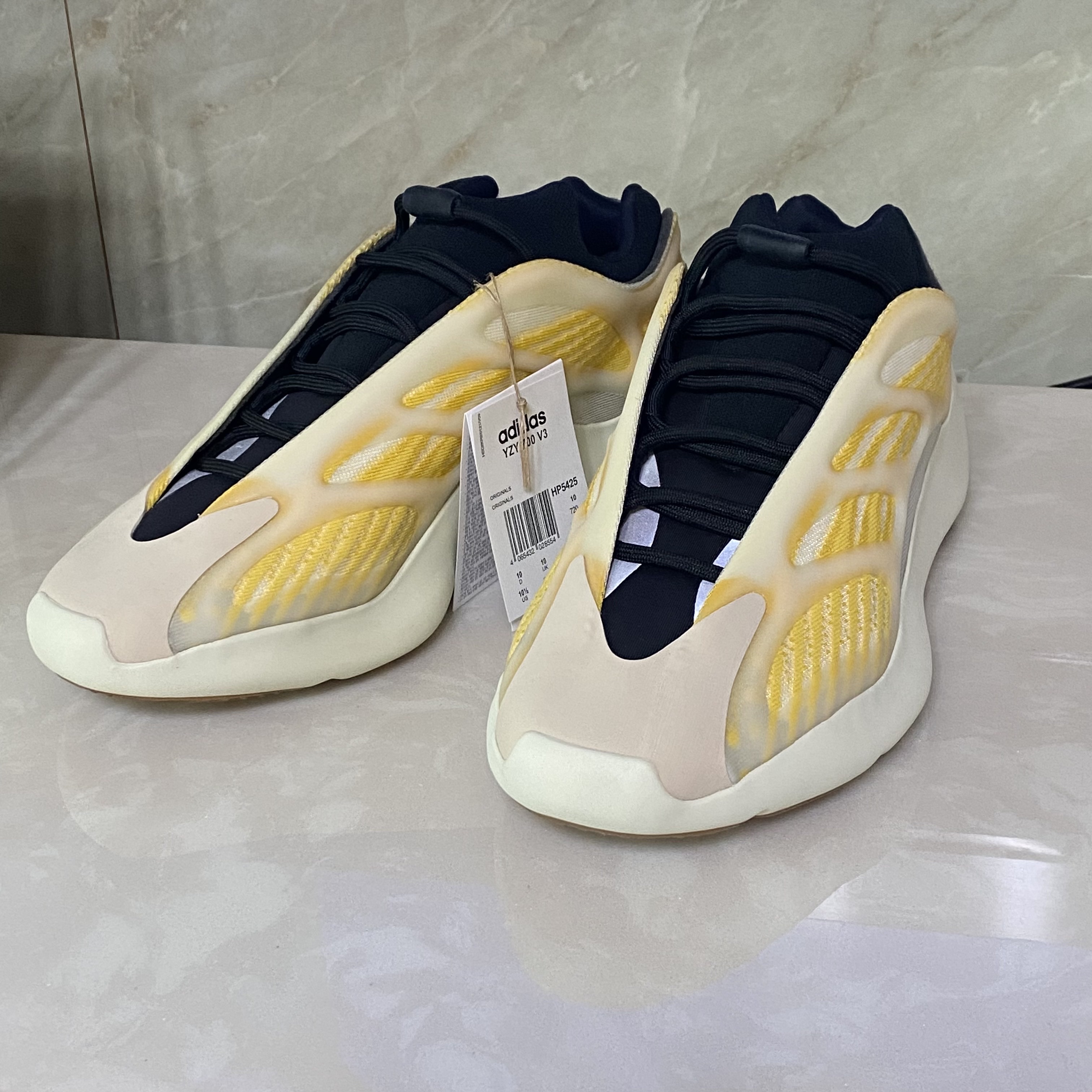 Adidas Yeezy 700 V3 Mono Safflower 착용 스타일 - 1