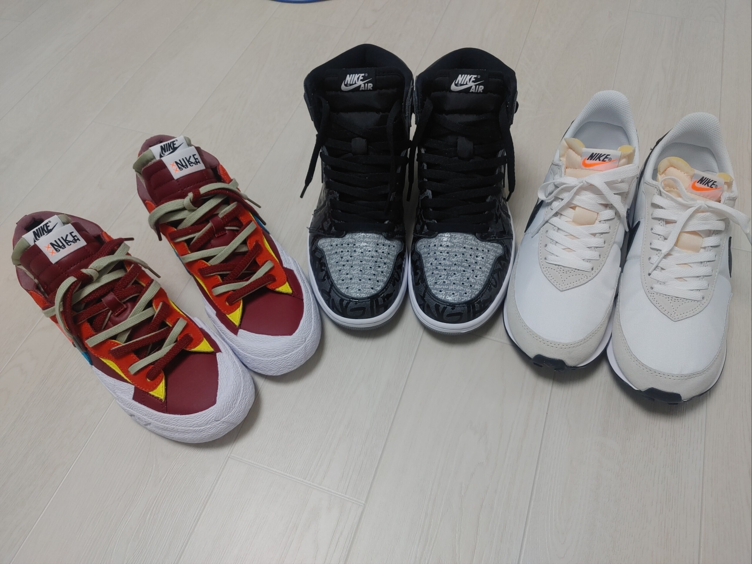 Nike x Sacai x Kaws Blazer Low Team Red, Jordan 1 Retro High OG Rebellionaire 착용 스타일