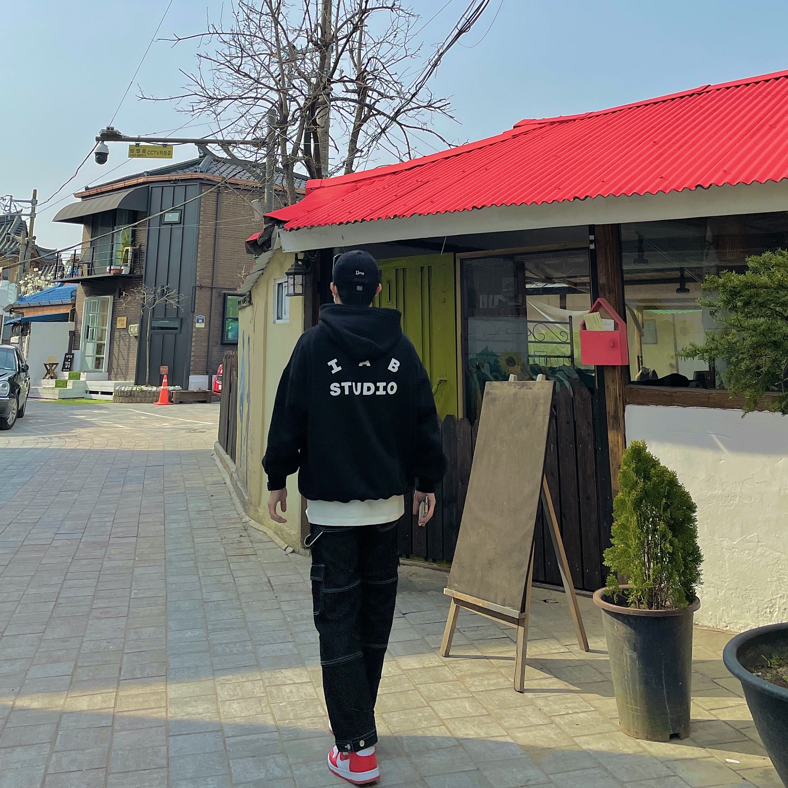 IAB Studio Hoodie Black White, Nike Dunk High Retro Championship White and Red 착용 스타일