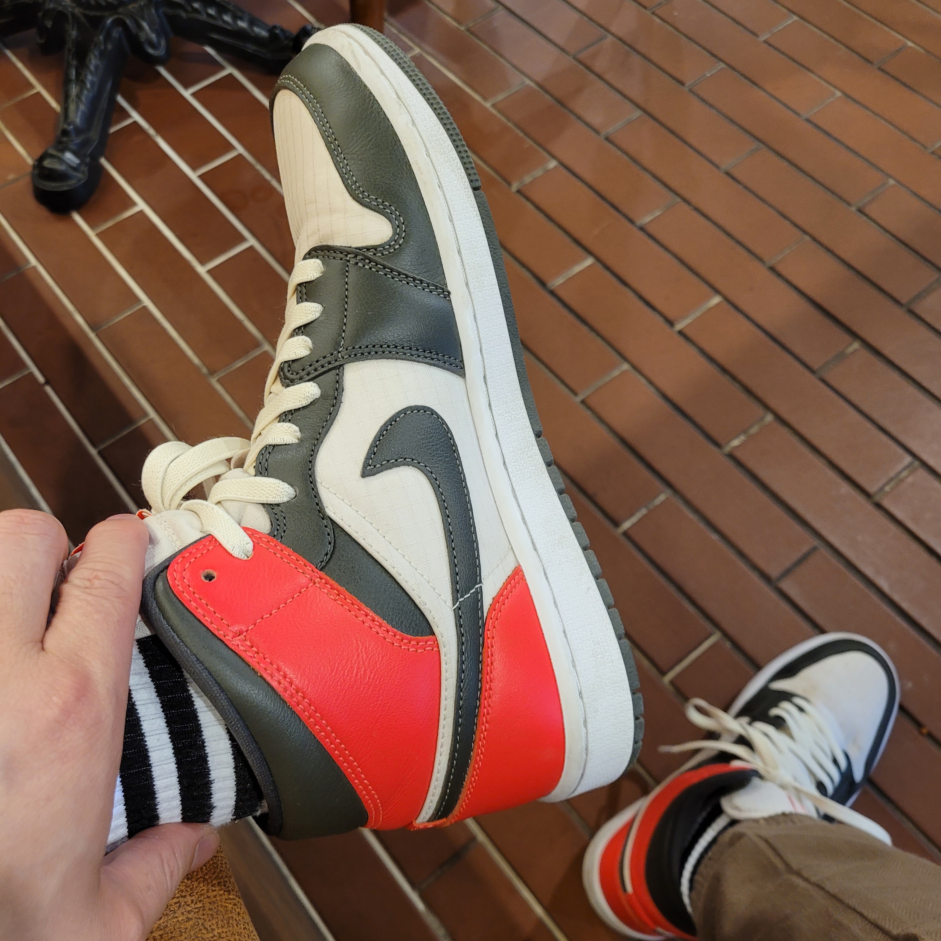 (W) Jordan 1 Mid SE Newsprint 착용 스타일