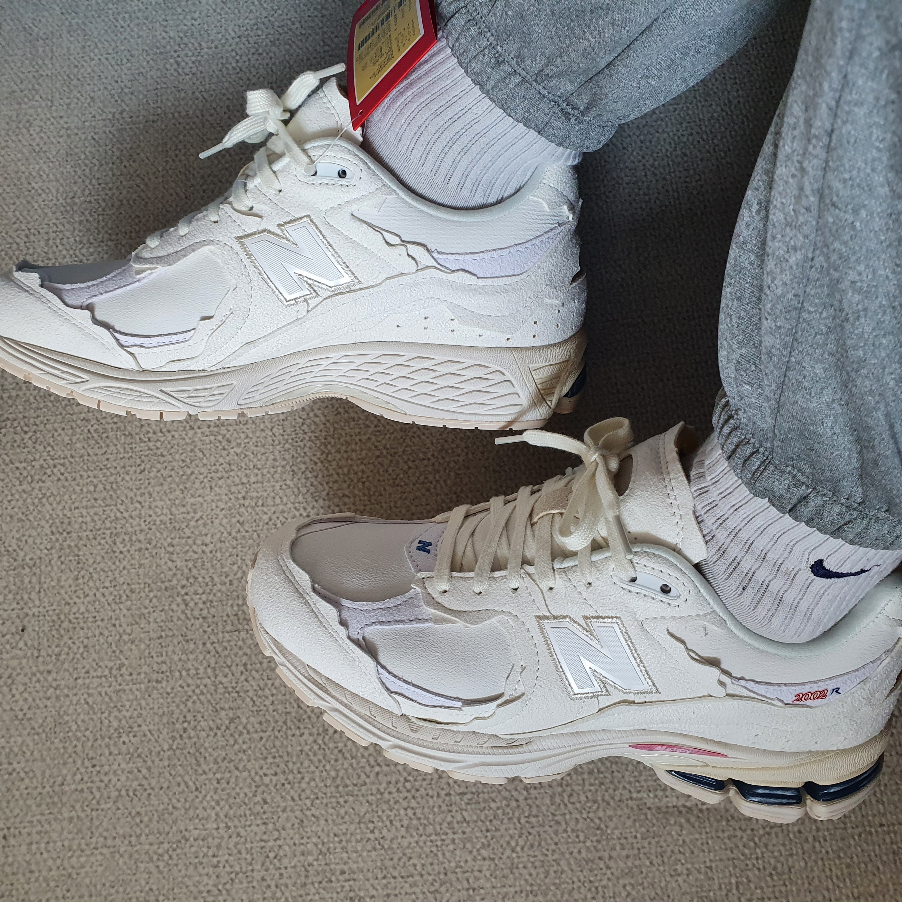 New Balance 2002R Protection Pack Sea Salt 착용 스타일 - 5