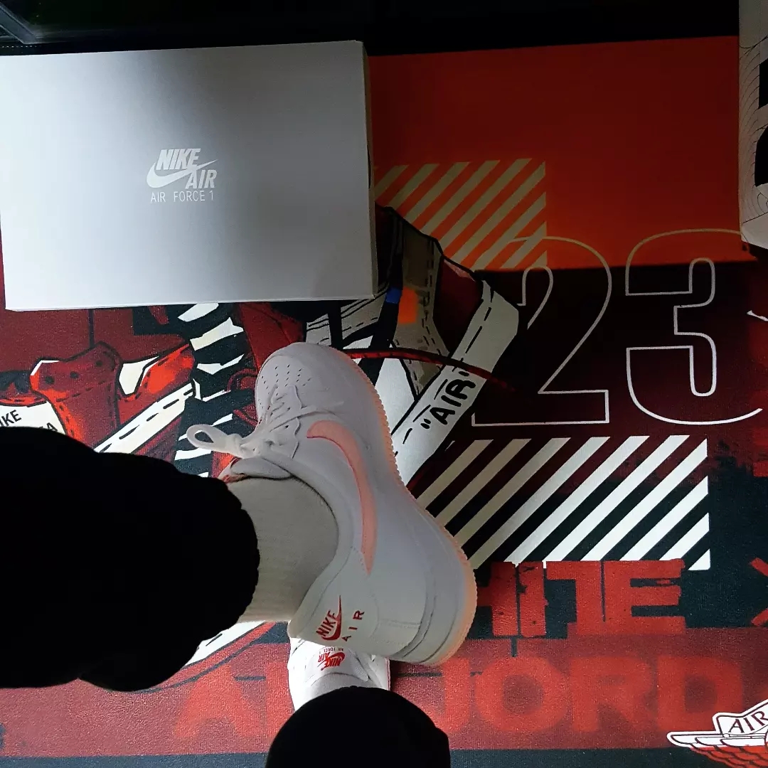Nike Air Force 1 '07 Valentine's Day 2022 착용 스타일 - 1