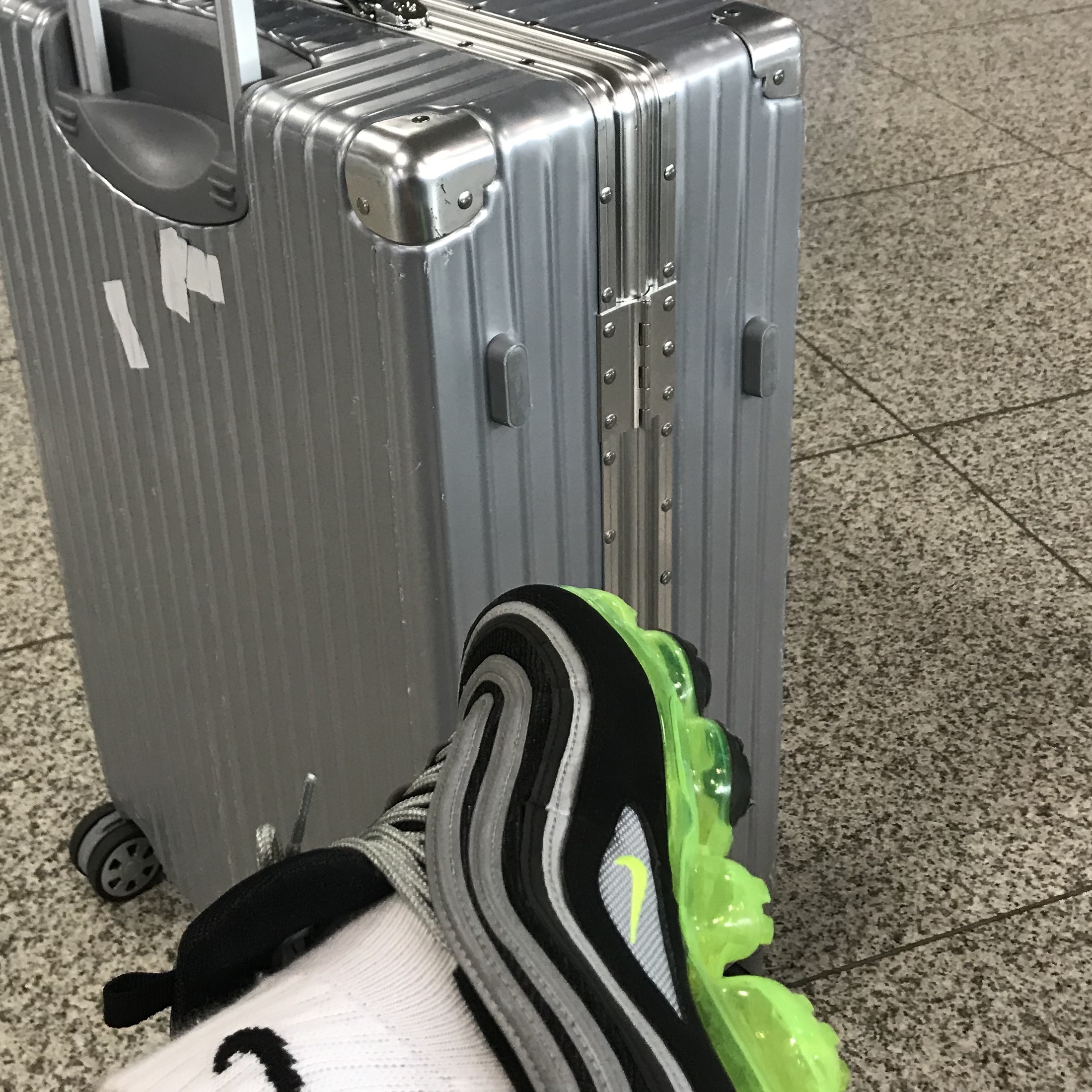 Nike Air VaporMax 97 Black Volt 착용 스타일