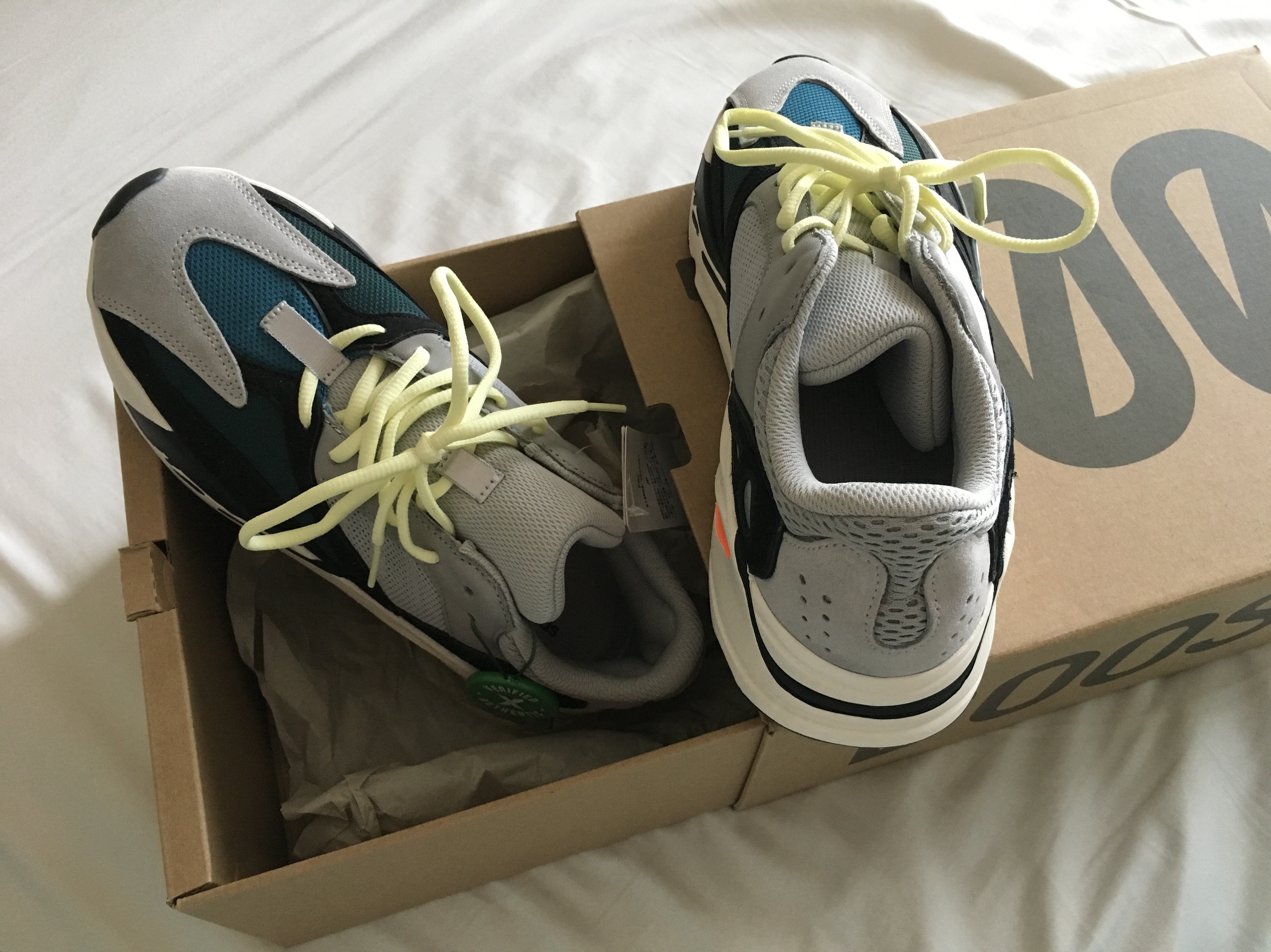 Adidas Yeezy Boost 700 Wave Runner Solid Grey 2017/2019 착용 스타일