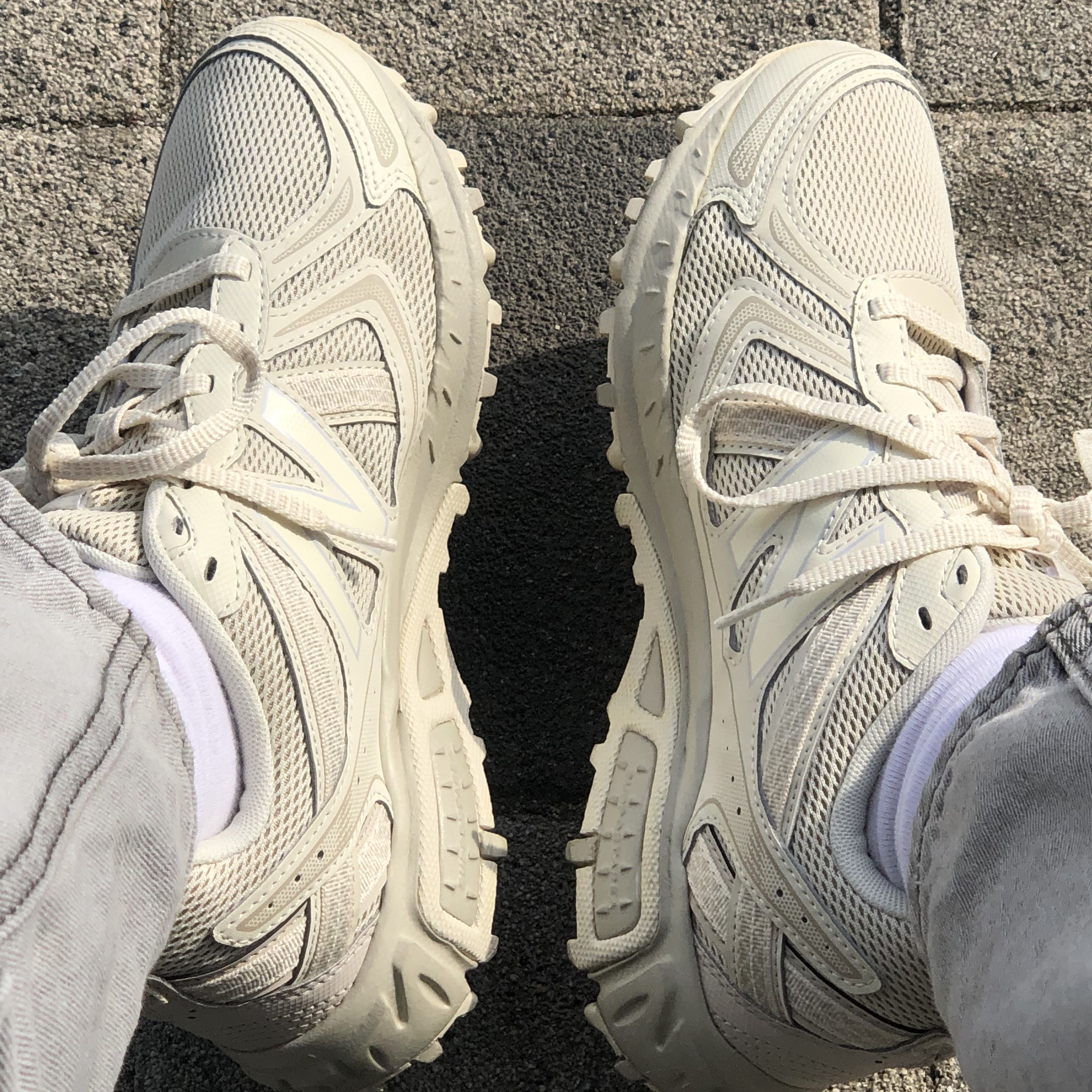 New Balance 410v5 Trail Beige - 2E Wide 착용 스타일