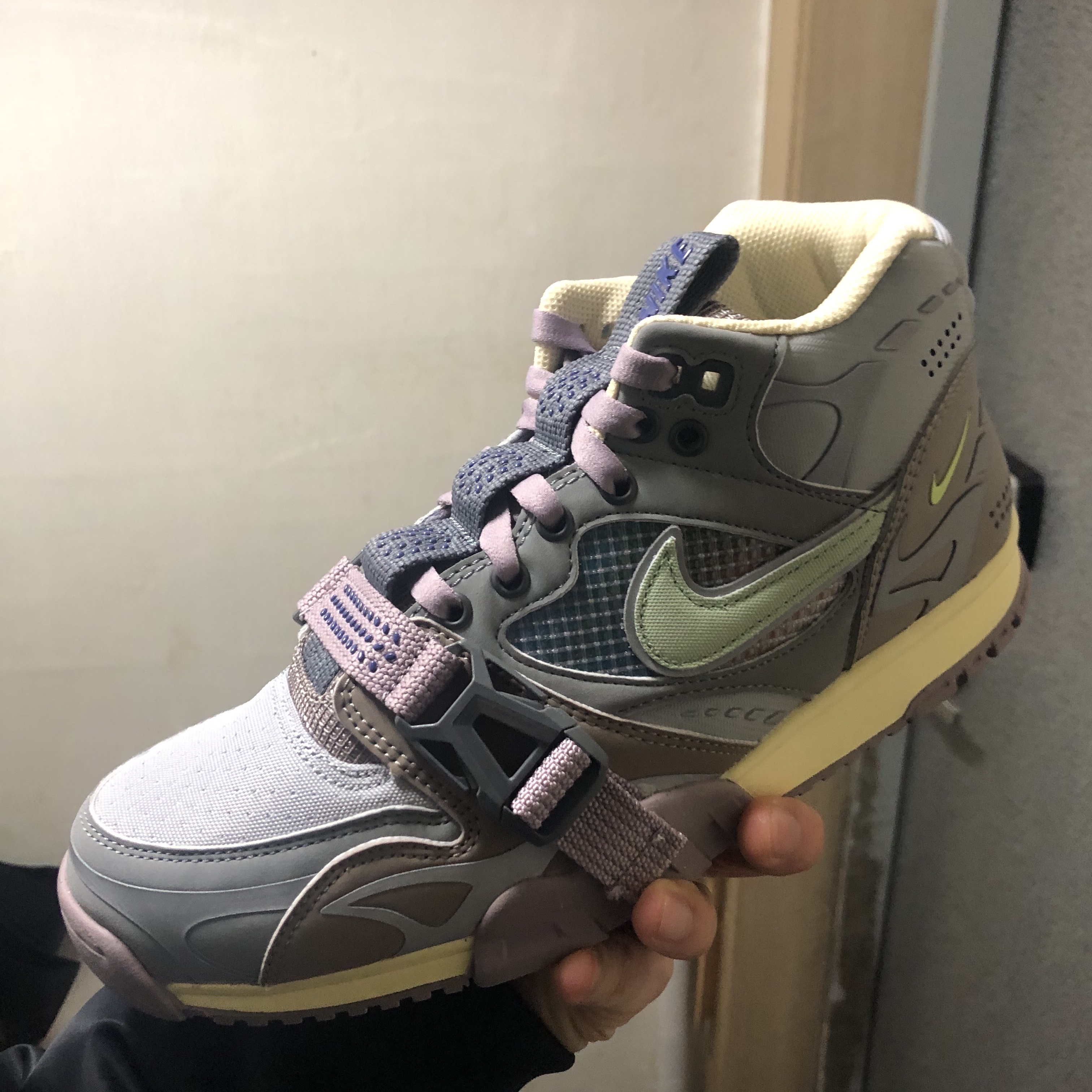 Nike Air Trainer 1 SP Light Smoke Grey and Honeydew 착용 스타일 - 1